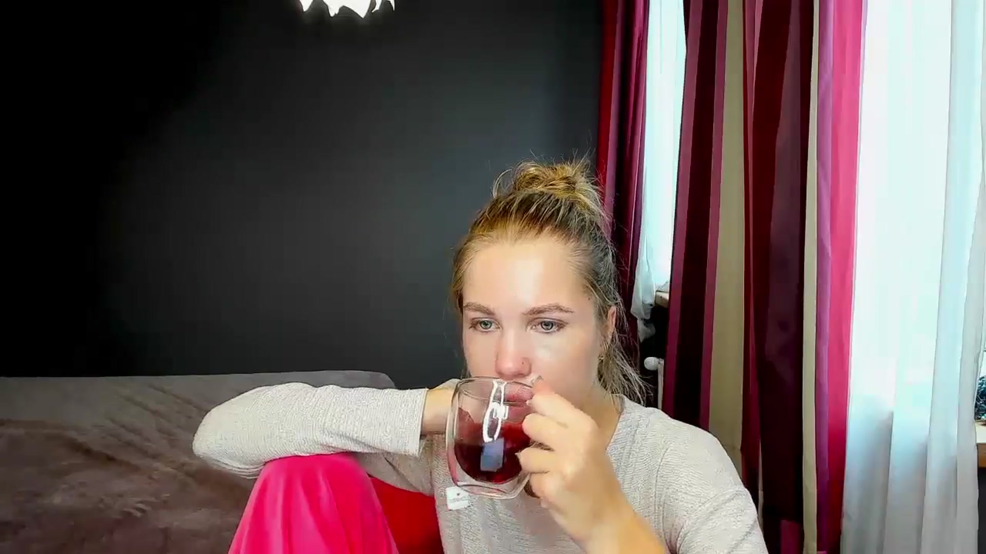 Gallery image thumbnail from Kate_Lewiss's myfreecams stream on, 11/06/2024, 12:01 image 4 of 20