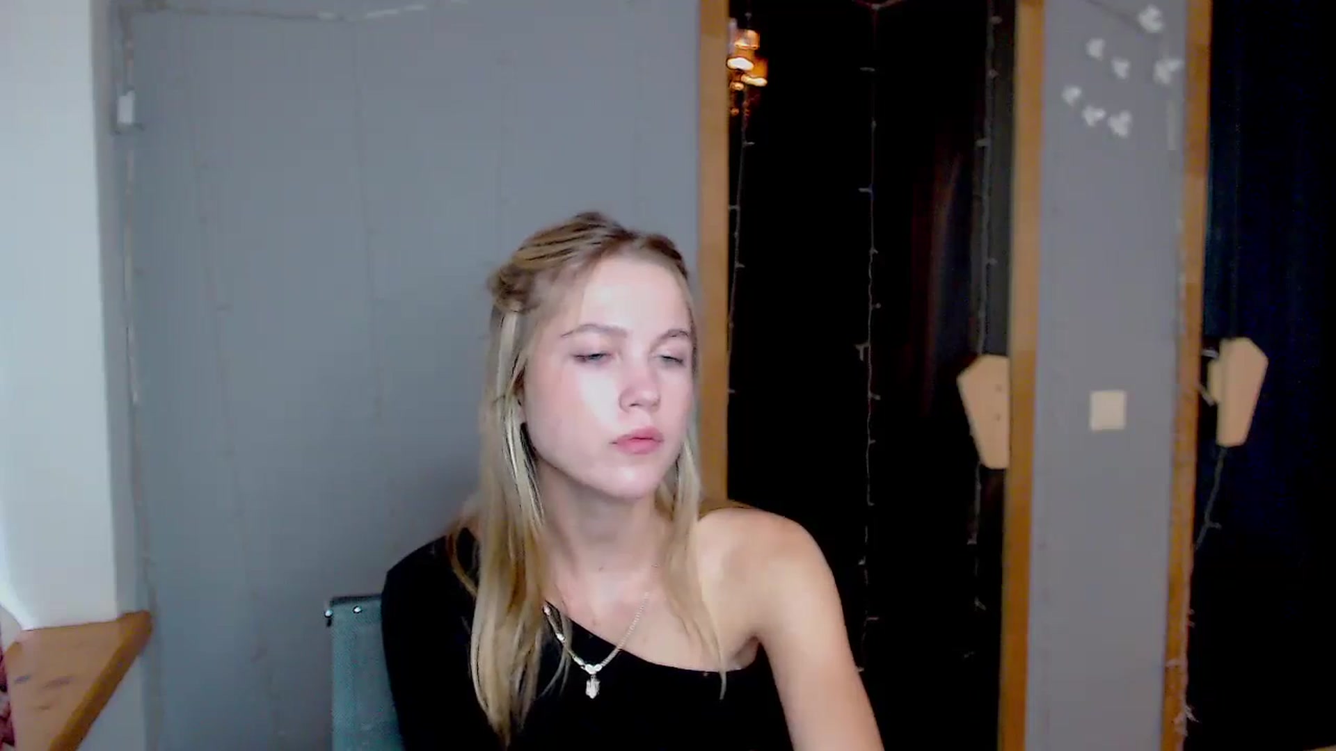Gallery image thumbnail from Kate_Lewiss's myfreecams stream on, 11/11/2024, 12:15 image 18 of 20
