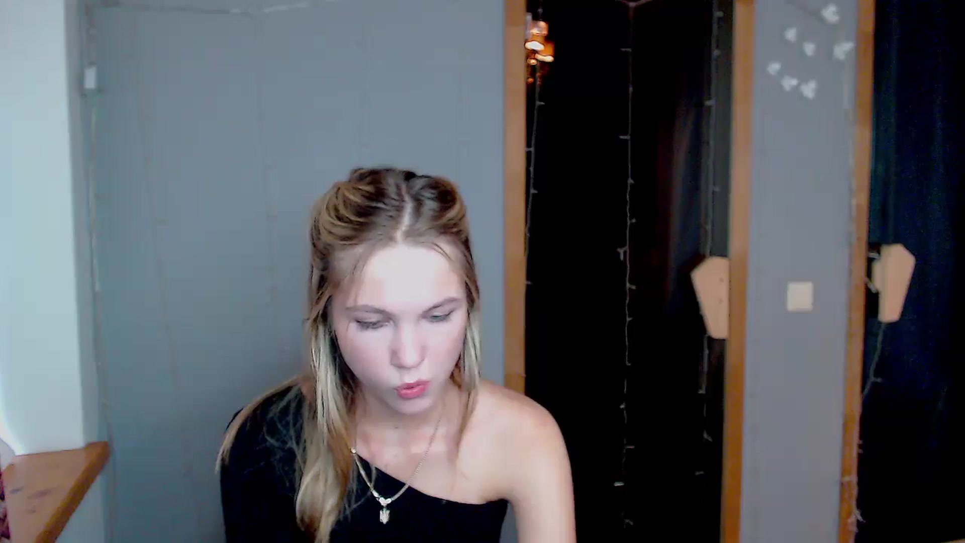 Gallery image thumbnail from Kate_Lewiss's myfreecams stream on, 11/11/2024, 12:15 image 15 of 20