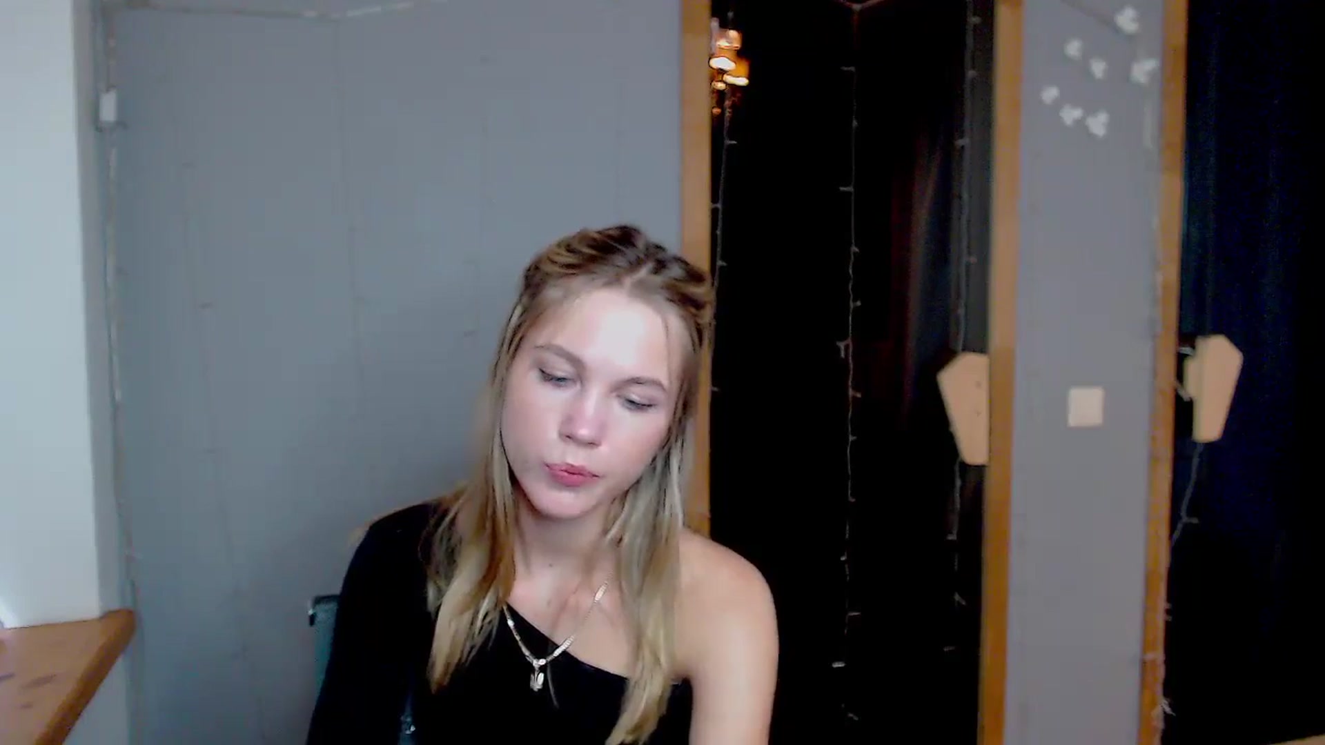 Gallery image thumbnail from Kate_Lewiss's myfreecams stream on, 11/11/2024, 12:15 image 7 of 20