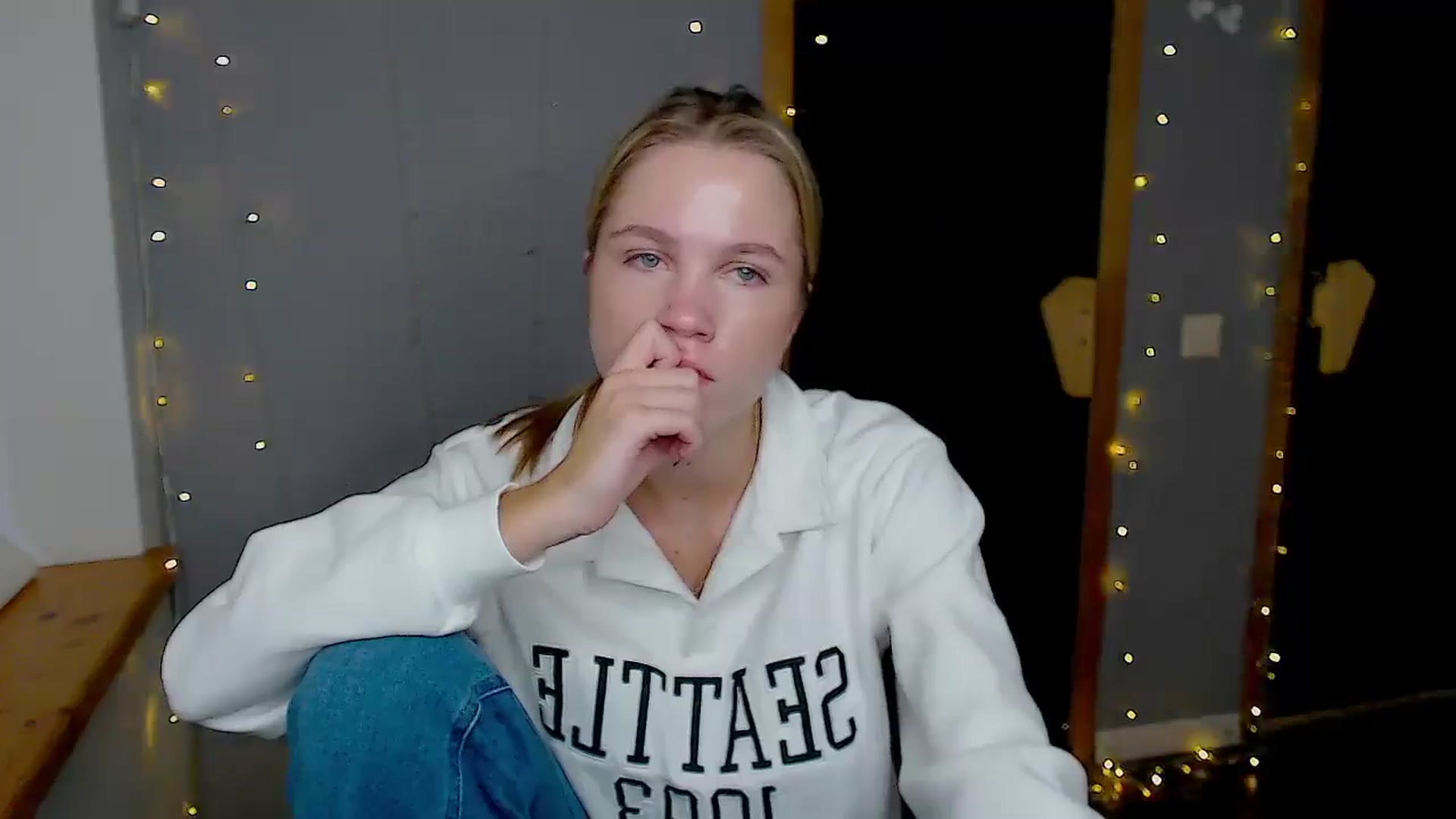 Gallery image thumbnail from Kate_Lewiss's myfreecams stream on, 11/13/2024, 09:44 image 17 of 20