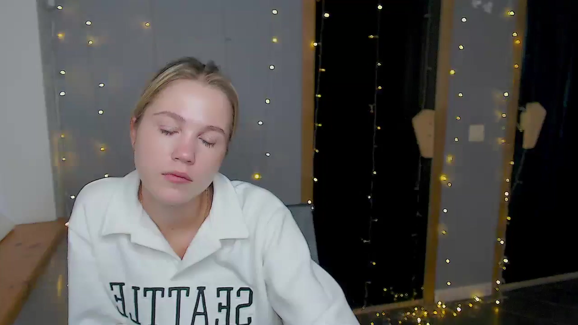Gallery image thumbnail from Kate_Lewiss's myfreecams stream on, 11/13/2024, 10:30 image 19 of 20