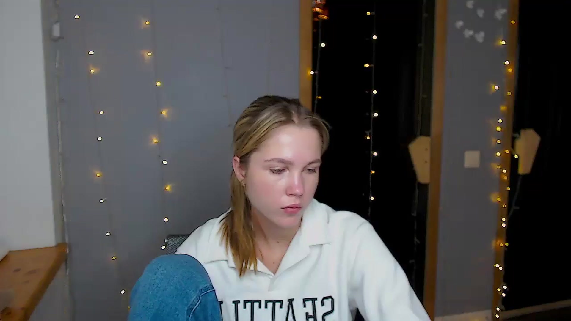 Gallery image thumbnail from Kate_Lewiss's myfreecams stream on, 11/13/2024, 12:03 image 16 of 20