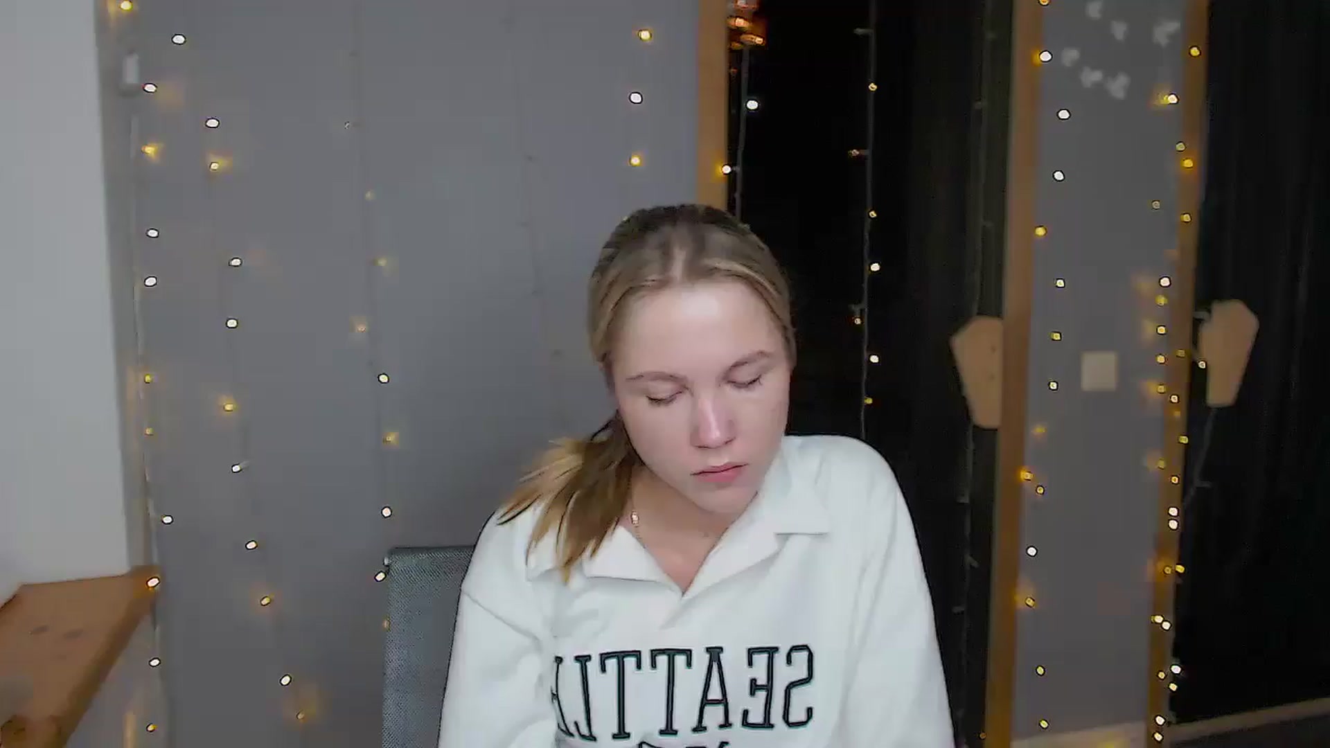 Gallery image thumbnail from Kate_Lewiss's myfreecams stream on, 11/13/2024, 12:03 image 7 of 20