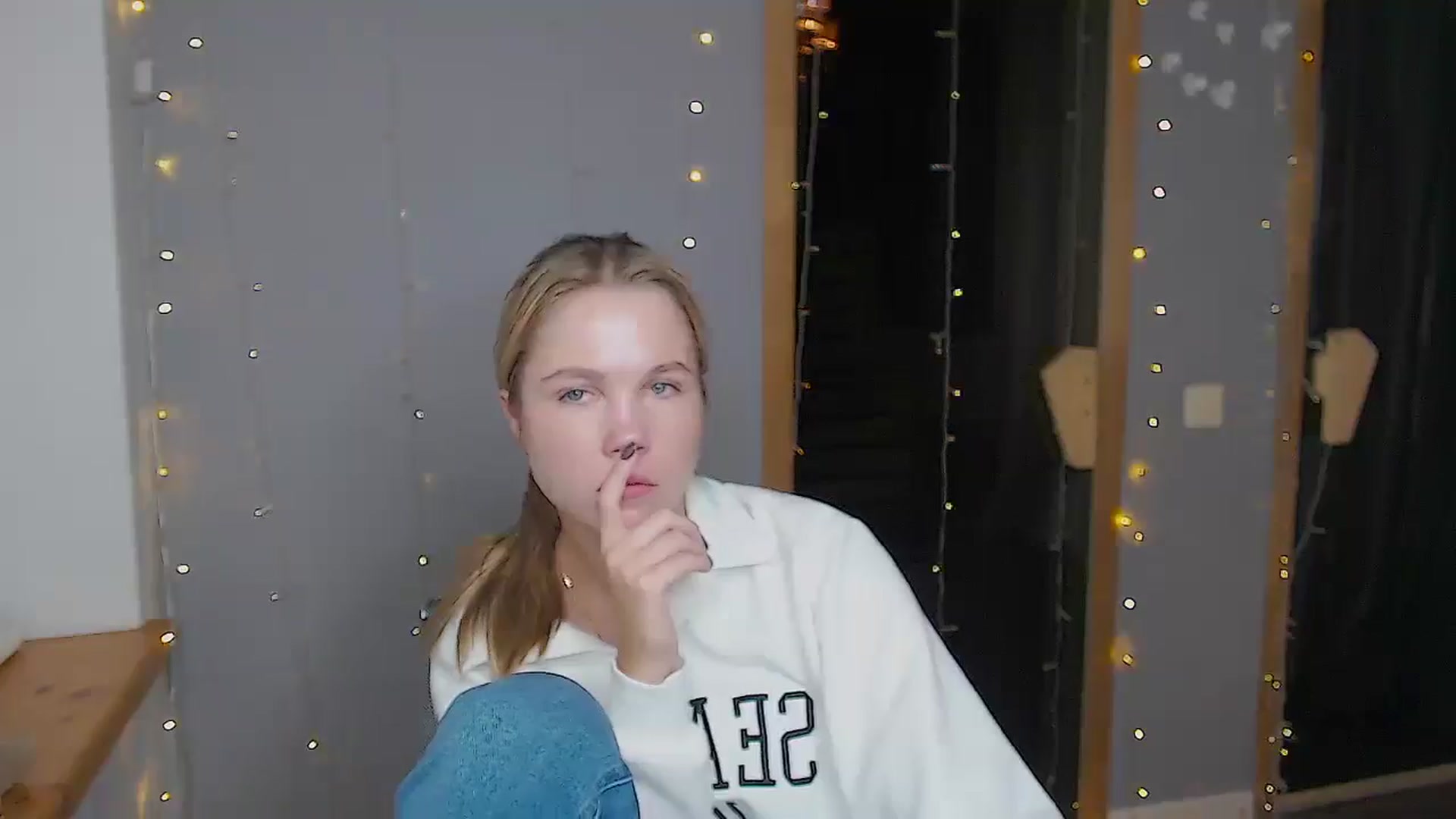 Gallery image thumbnail from Kate_Lewiss's myfreecams stream on, 11/13/2024, 12:03 image 8 of 20