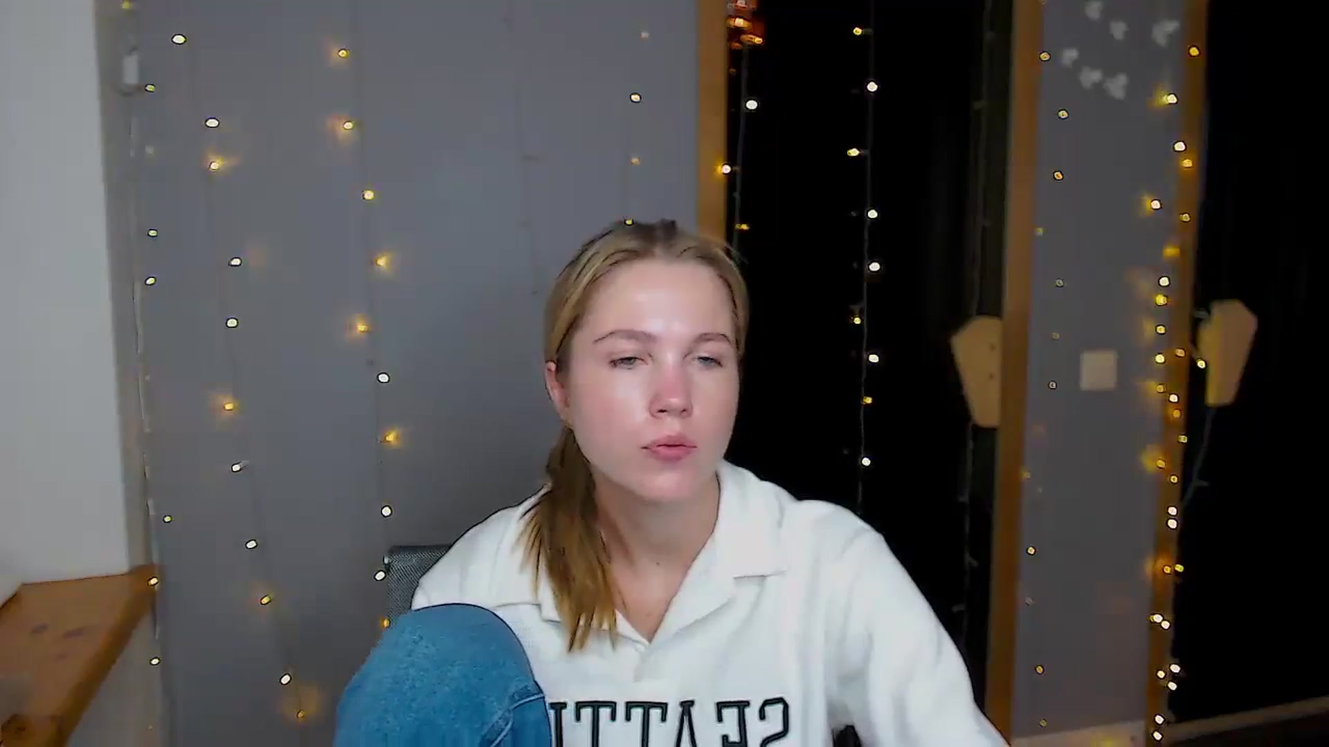 Gallery image thumbnail from Kate_Lewiss's myfreecams stream on, 11/13/2024, 12:03 image 17 of 20