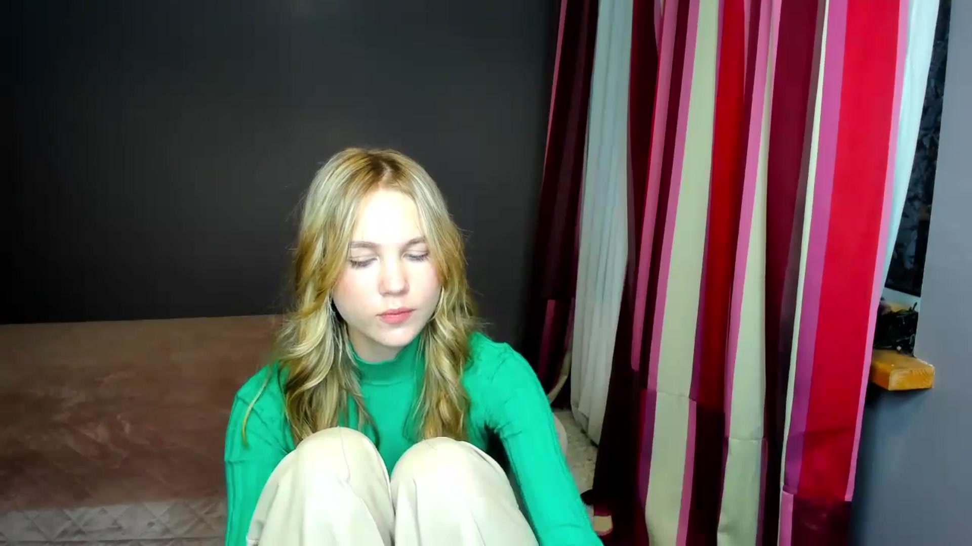 Gallery image thumbnail from Kate_Lewiss's myfreecams stream on, 11/16/2024, 16:08 image 5 of 20