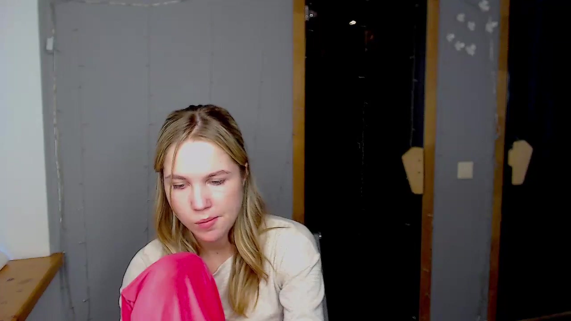 Gallery image thumbnail from Kate_Lewiss's myfreecams stream on, 11/17/2024, 09:10 image 5 of 20