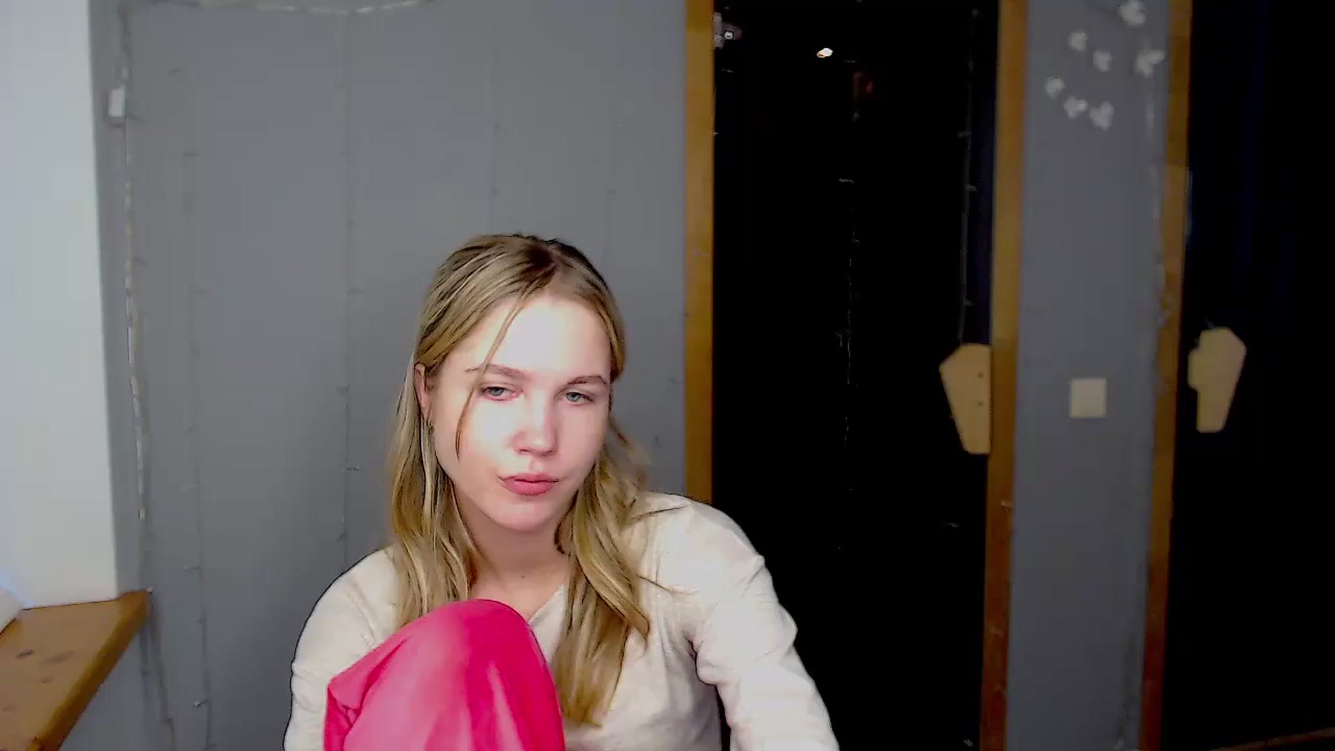 Gallery image thumbnail from Kate_Lewiss's myfreecams stream on, 11/17/2024, 09:10 image 3 of 20