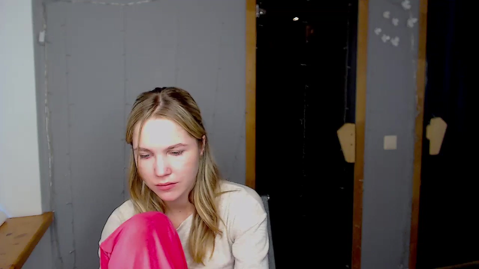 Gallery image thumbnail from Kate_Lewiss's myfreecams stream on, 11/17/2024, 09:10 image 6 of 20