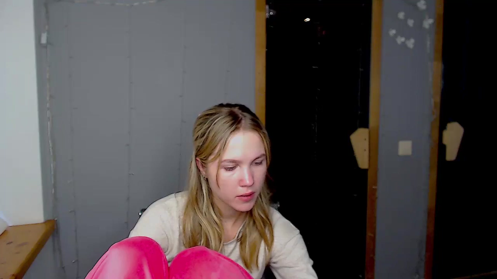 Gallery image thumbnail from Kate_Lewiss's myfreecams stream on, 11/17/2024, 10:41 image 6 of 20