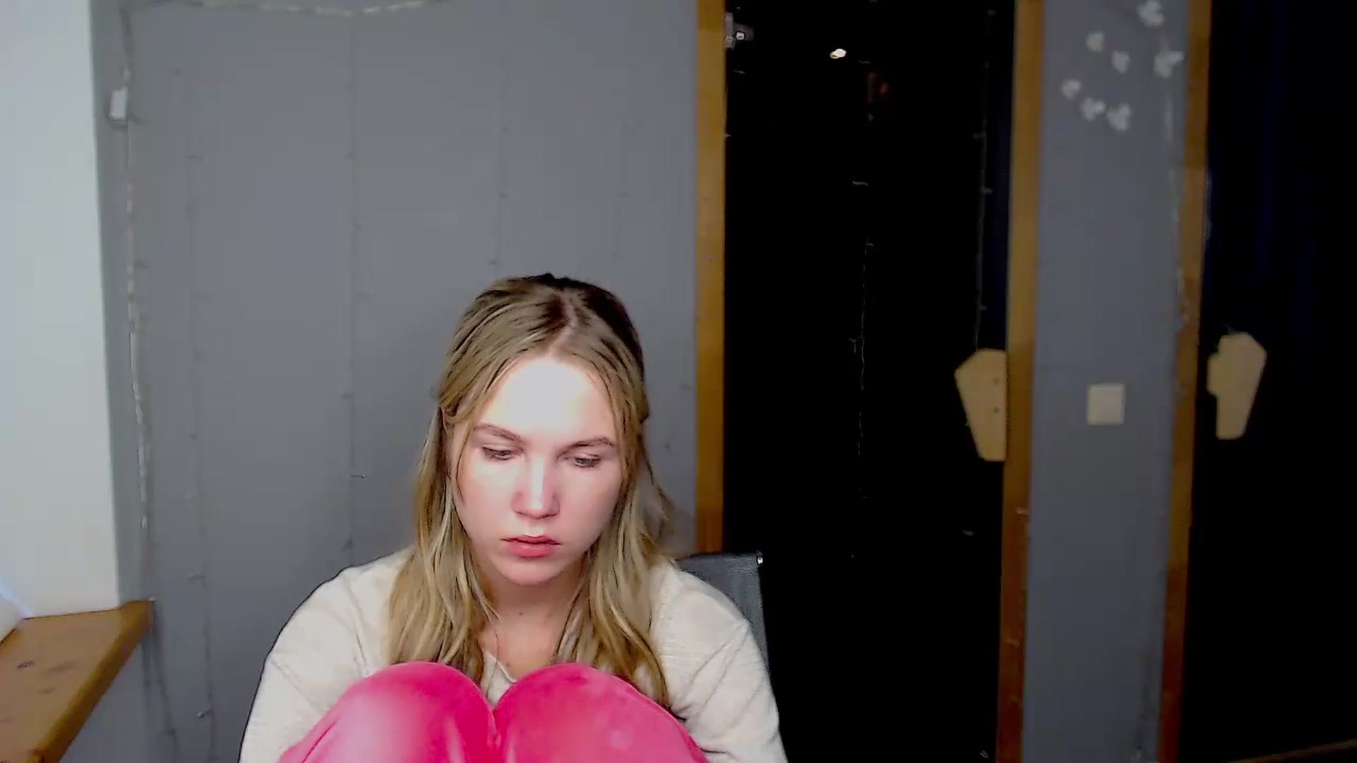 Gallery image thumbnail from Kate_Lewiss's myfreecams stream on, 11/17/2024, 10:41 image 8 of 20