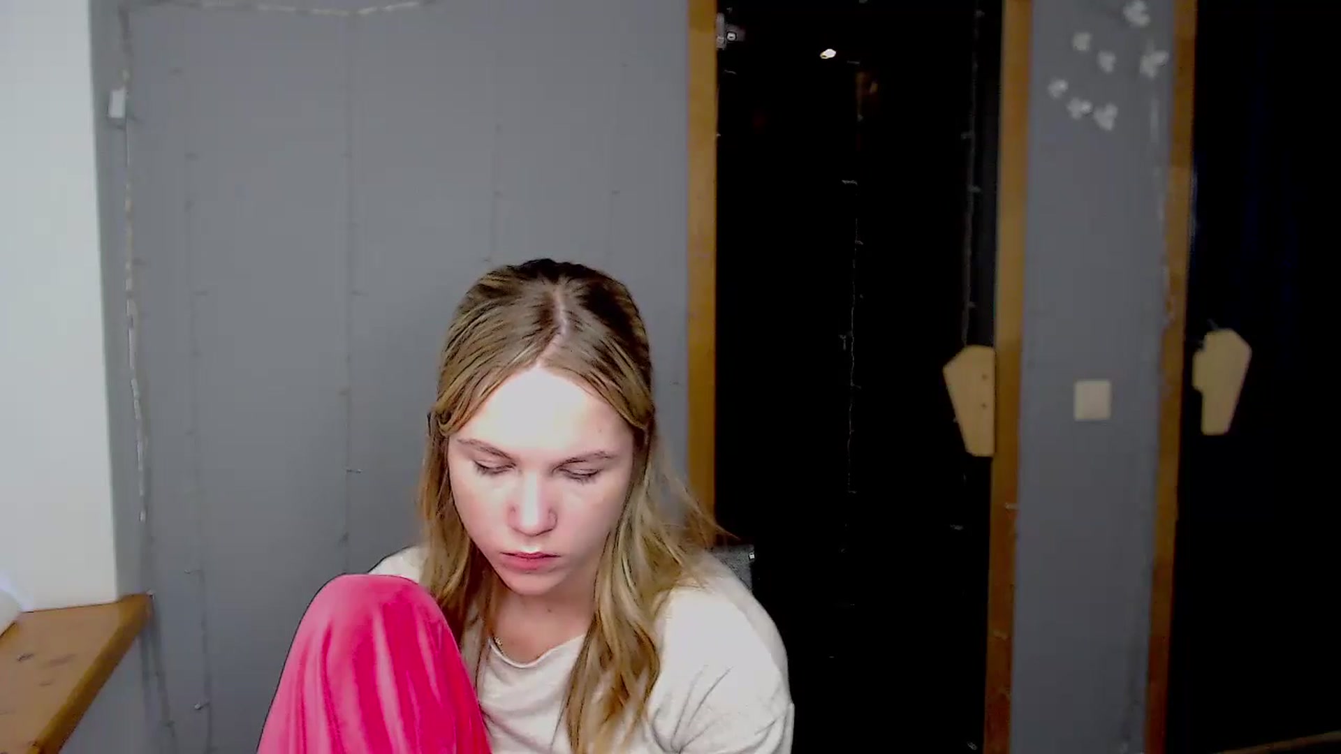 Gallery image thumbnail from Kate_Lewiss's myfreecams stream on, 11/17/2024, 11:14 image 12 of 20