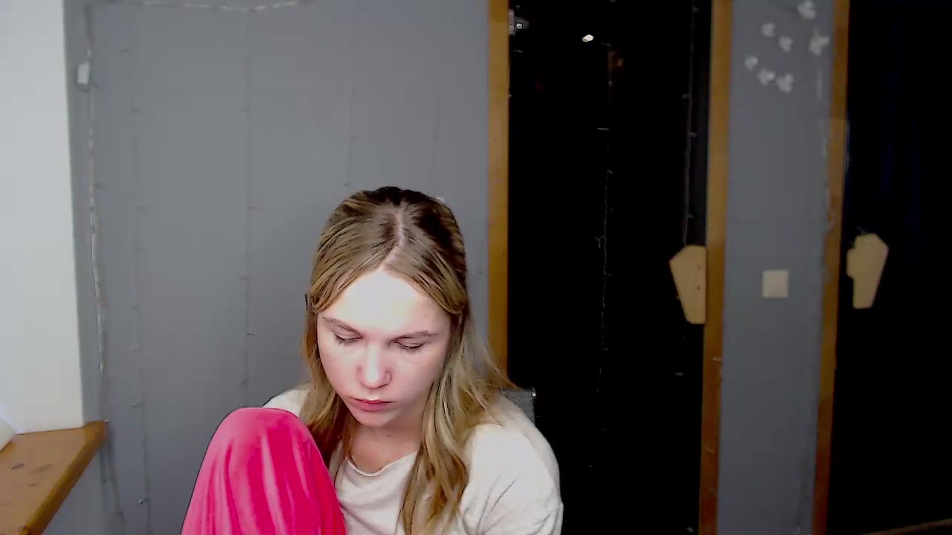 Gallery image thumbnail from Kate_Lewiss's myfreecams stream on, 11/17/2024, 11:14 image 14 of 20