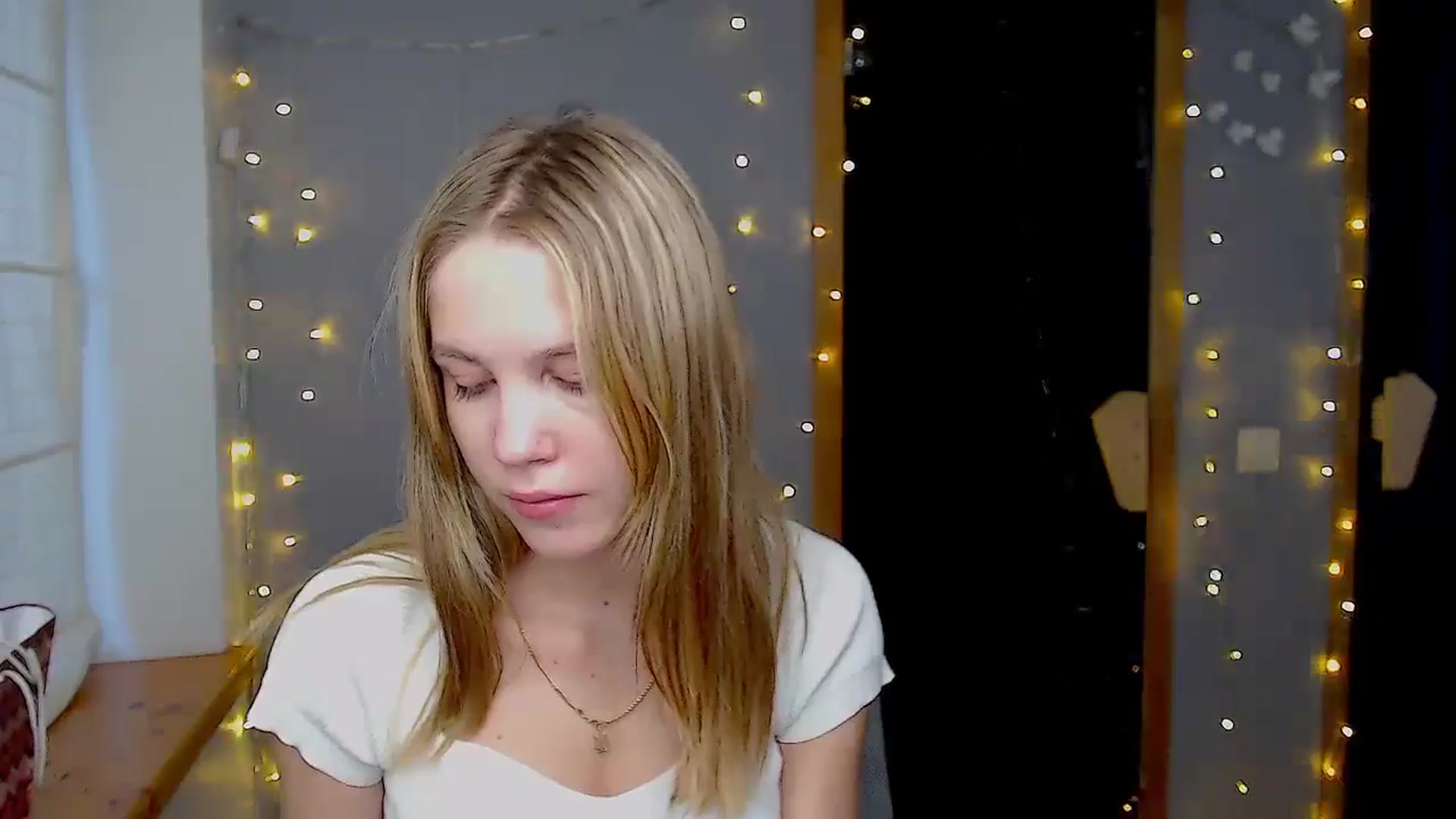 Gallery image thumbnail from Kate_Lewiss's myfreecams stream on, 11/19/2024, 12:04 image 19 of 20