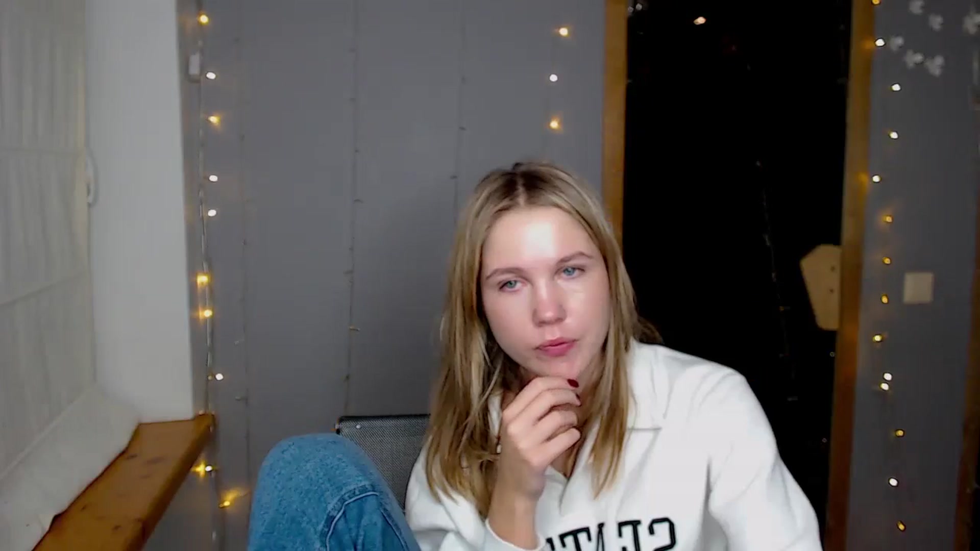 Gallery image thumbnail from Kate_Lewiss's myfreecams stream on, 11/21/2024, 16:00 image 18 of 20