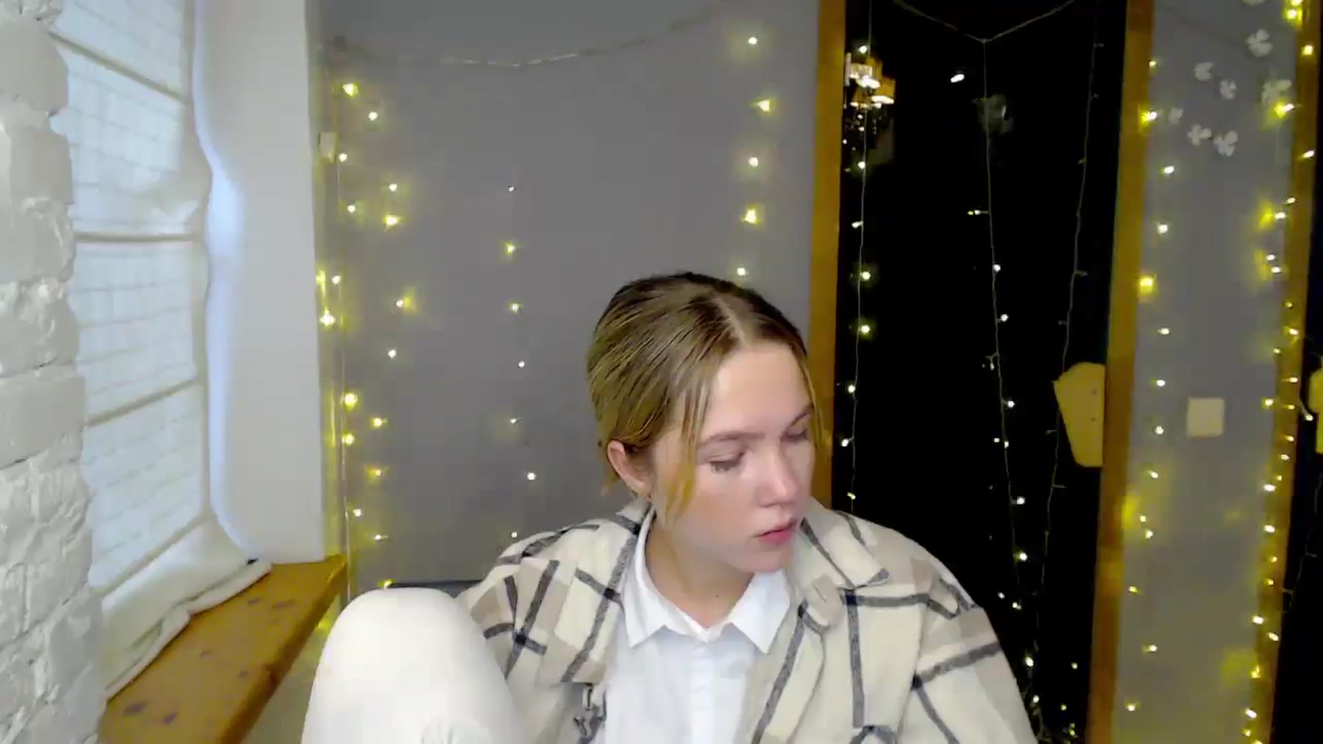 Gallery image thumbnail from Kate_Lewiss's myfreecams stream on, 12/11/2024, 09:07 image 17 of 20
