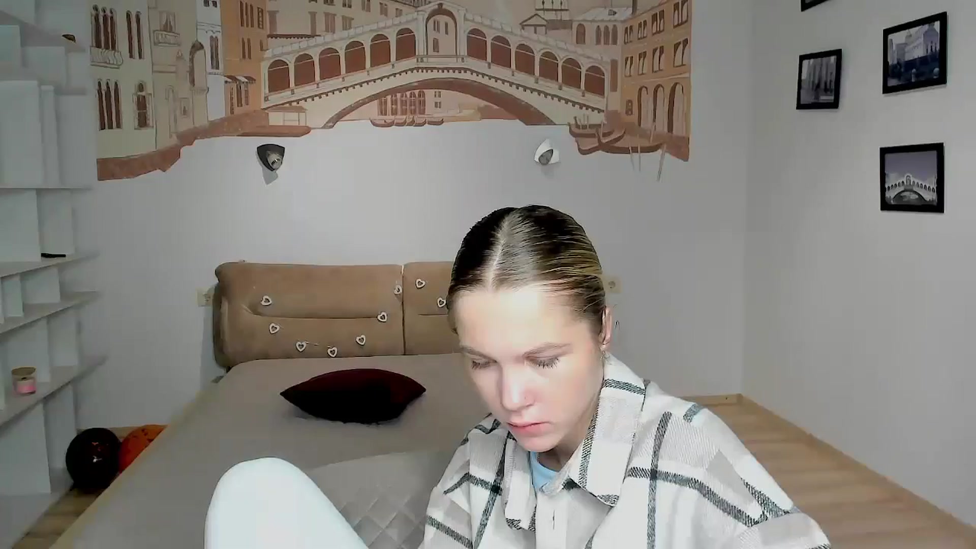 Gallery image thumbnail from Kate_Lewiss's myfreecams stream on, 12/17/2024, 11:27 image 18 of 20