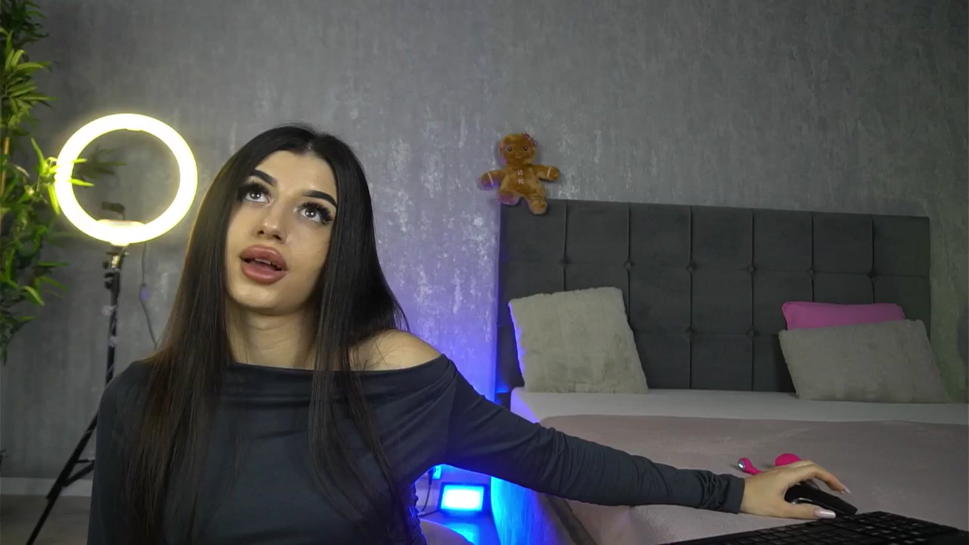 Gallery image thumbnail from KatelynSparks's myfreecams stream on, 12/31/2025, 11:57 image 18 of 20