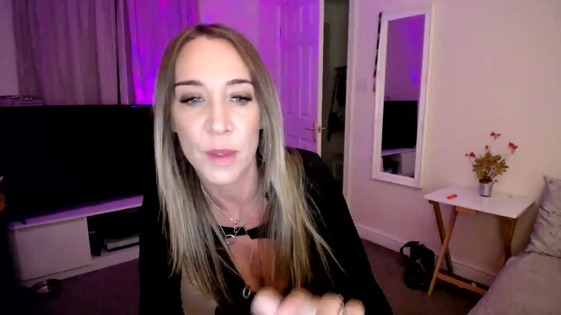 Gallery image thumbnail from KatesRoomUK's myfreecams stream on, 04/29/2023, 23:54 image 3 of 20