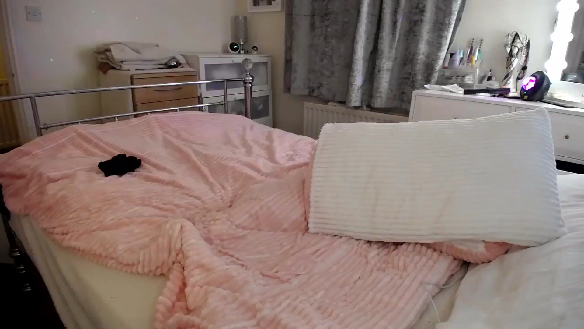 Gallery image thumbnail from KatesRoomUK's myfreecams stream on, 10/14/2023, 01:20 image 18 of 20
