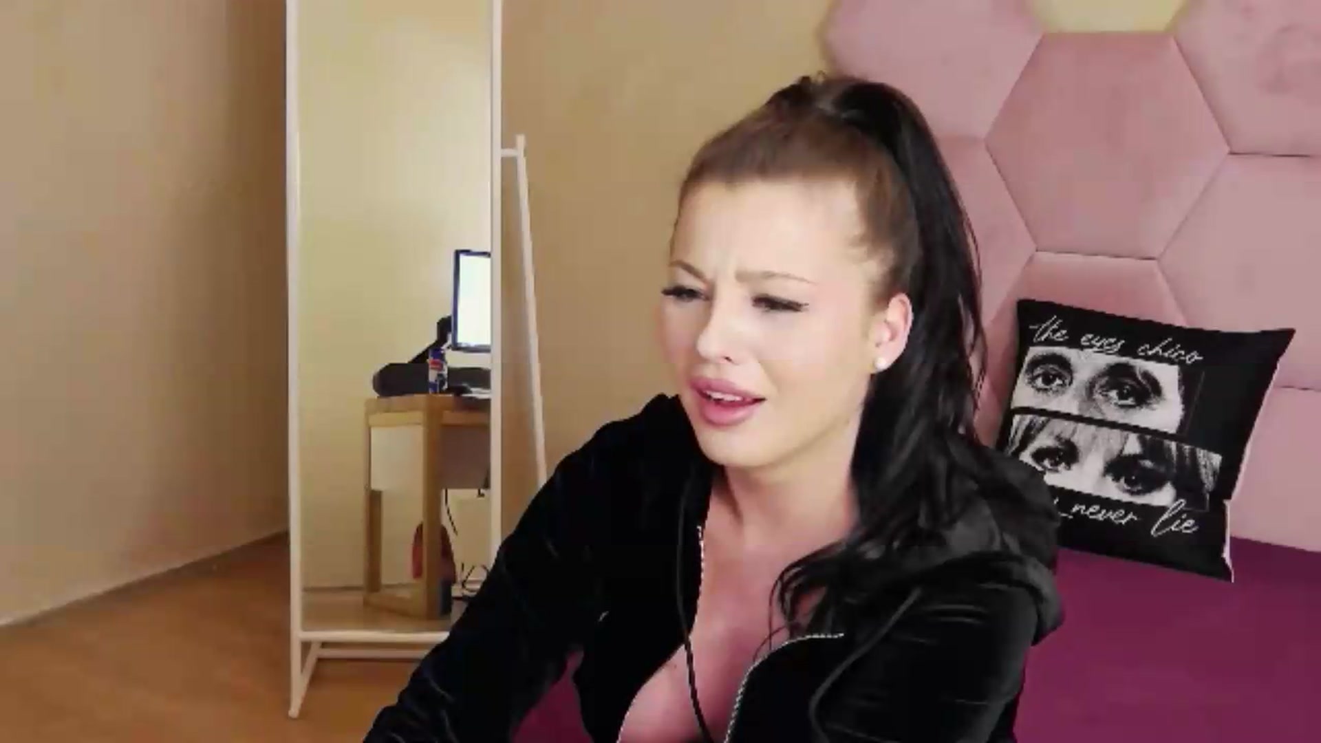 Gallery image thumbnail from Katherine's myfreecams stream on, 06/12/2026, 16:29 image 12 of 20