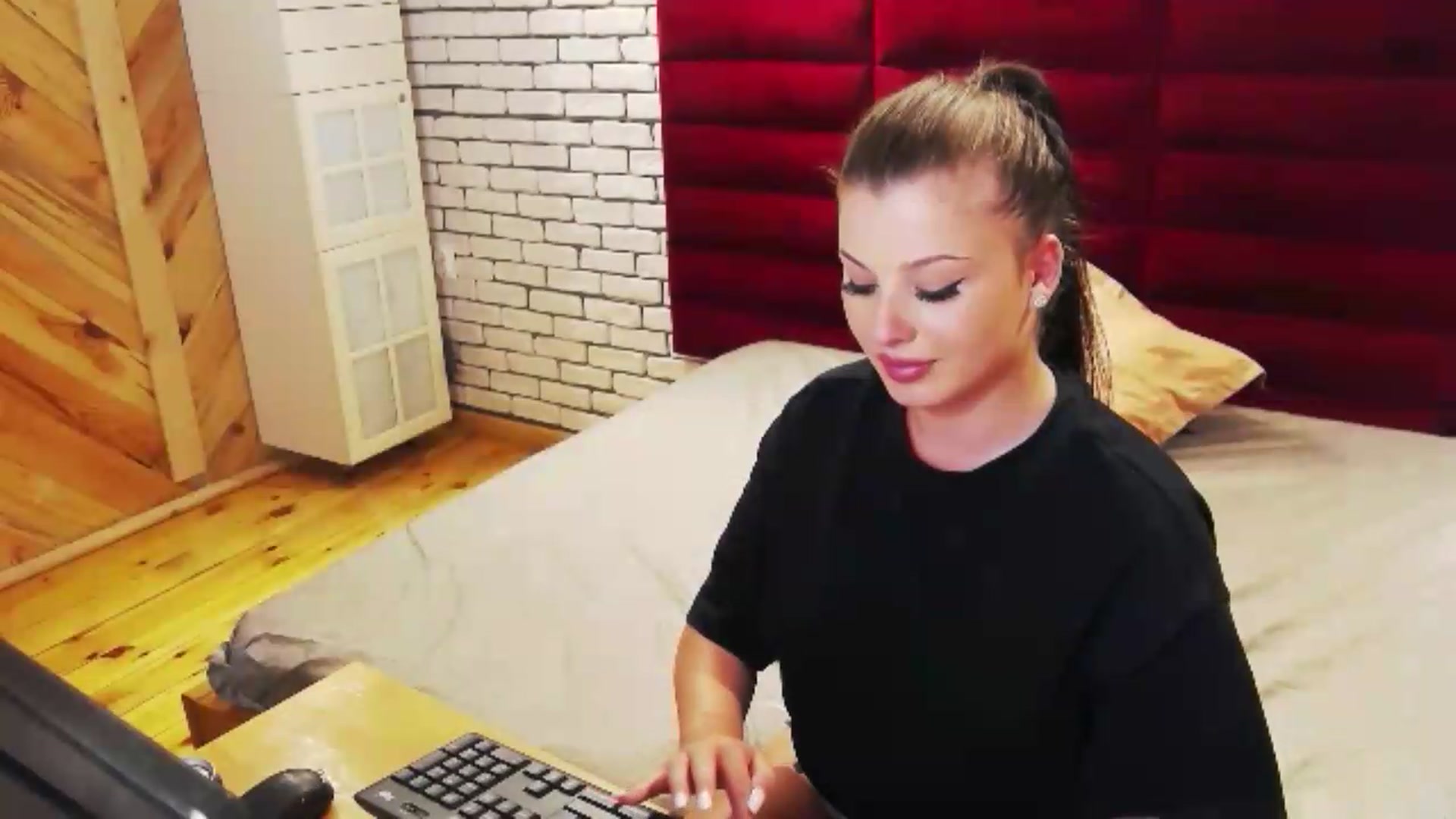Gallery image thumbnail from Katherine's myfreecams stream on, 07/28/2026, 01:09 image 11 of 20
