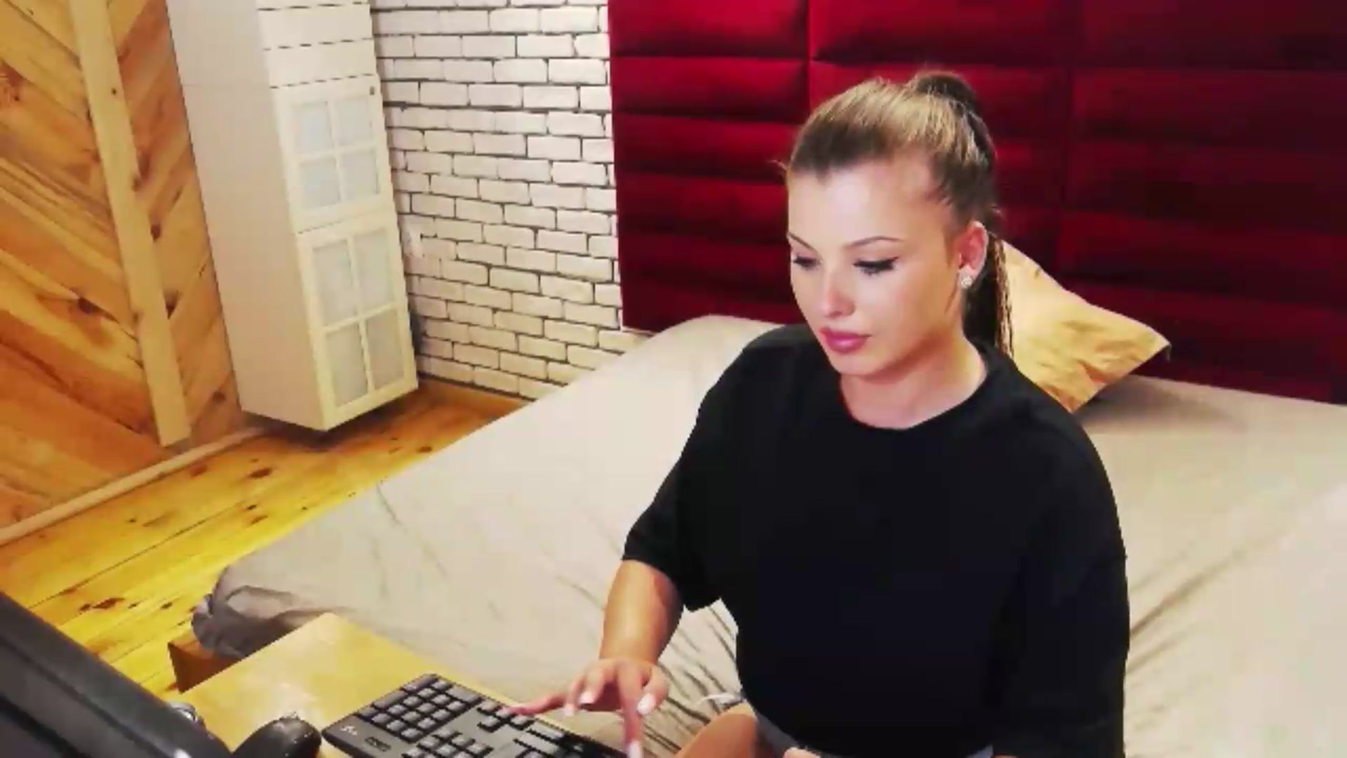 Gallery image thumbnail from Katherine's myfreecams stream on, 07/28/2026, 01:09 image 13 of 20