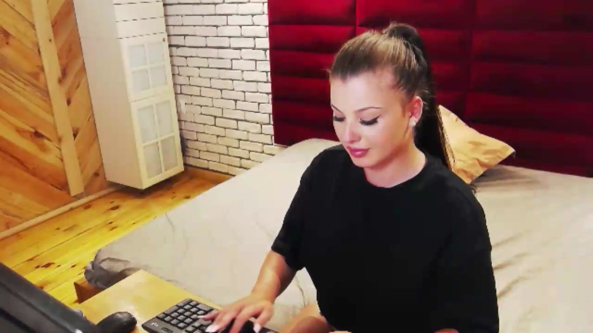 Gallery image thumbnail from Katherine's myfreecams stream on, 07/28/2026, 01:09 image 10 of 20
