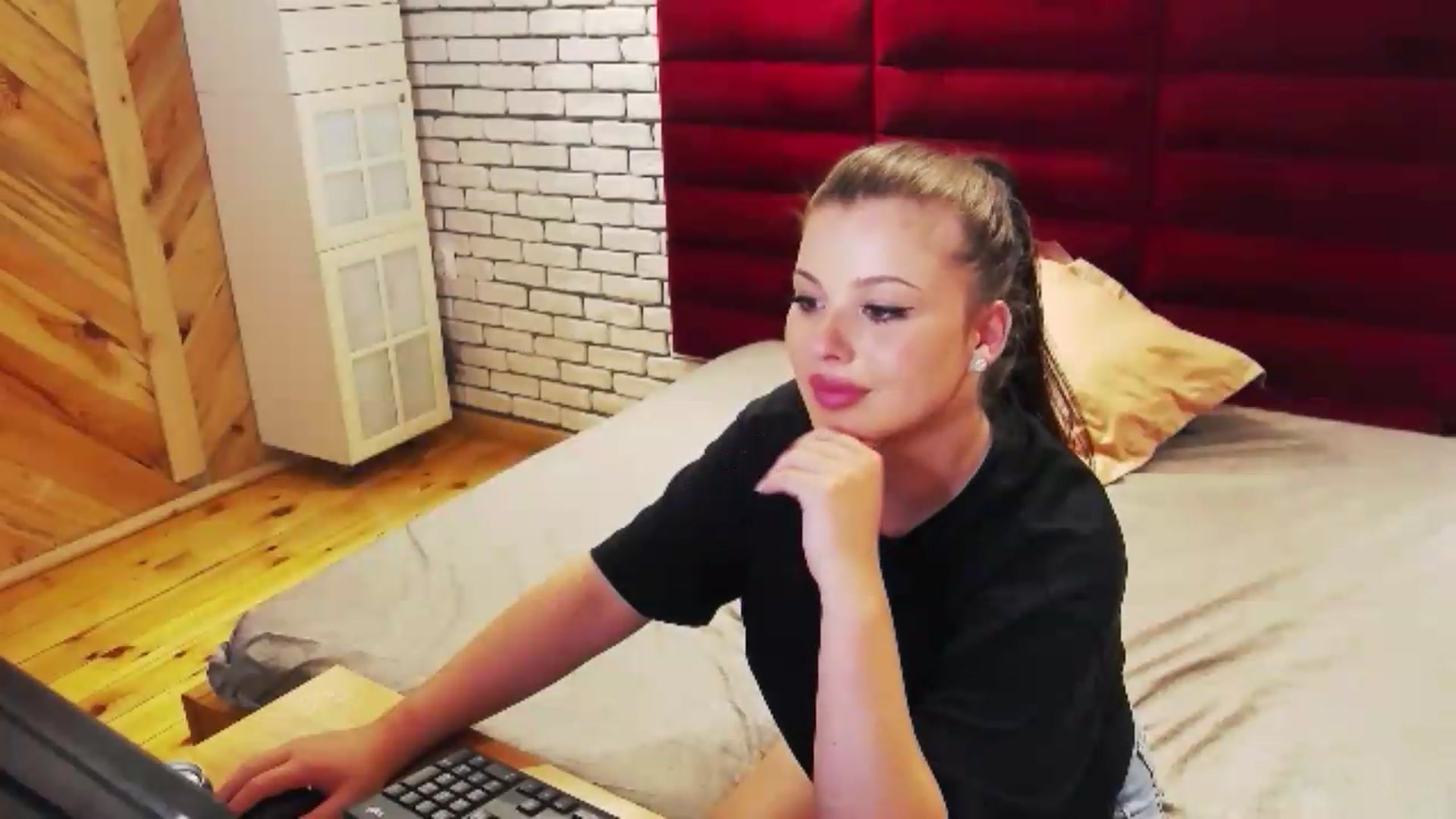 Gallery image thumbnail from Katherine's myfreecams stream on, 07/28/2026, 01:09 image 5 of 20