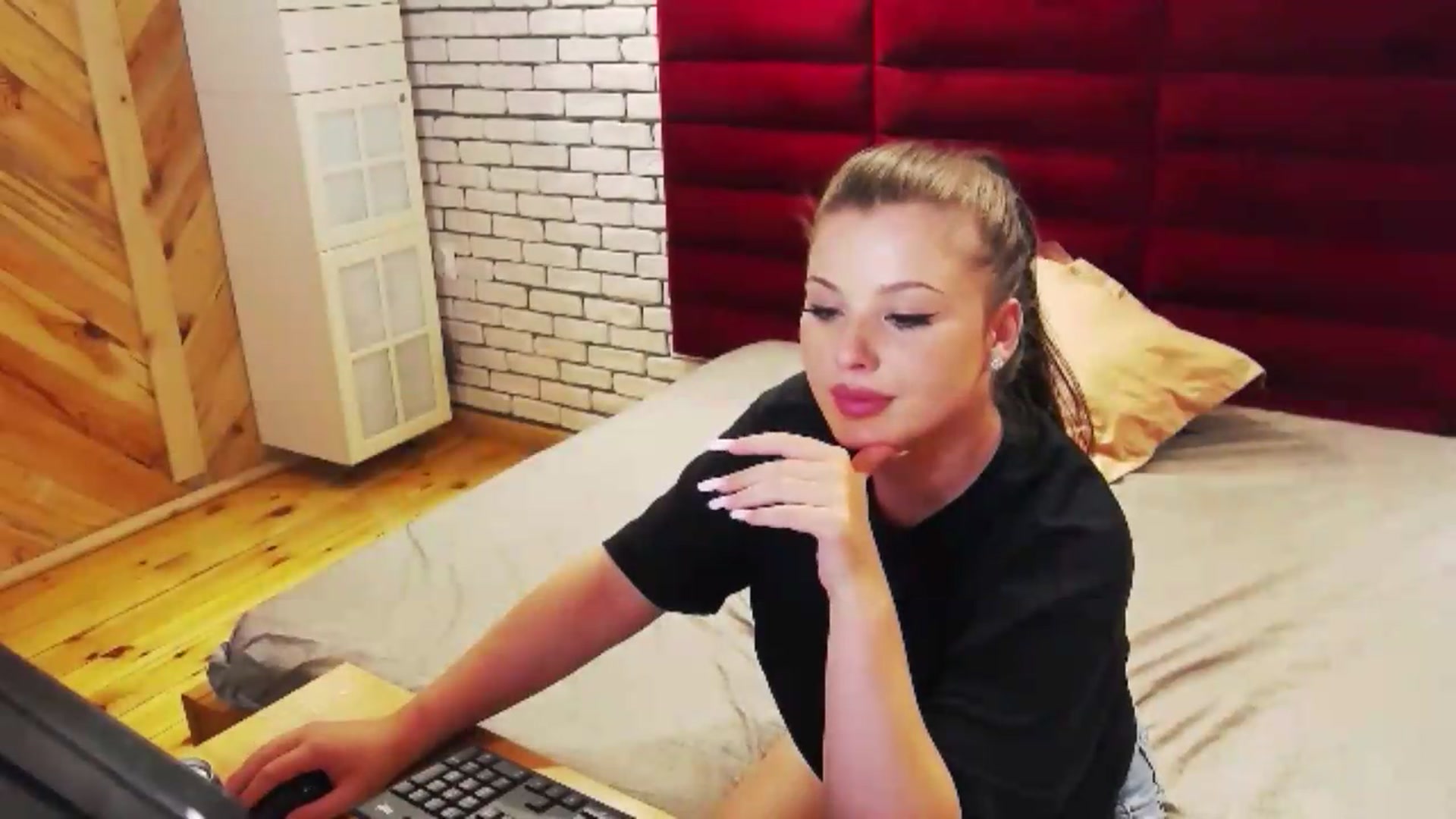 Gallery image thumbnail from Katherine's myfreecams stream on, 07/28/2026, 01:09 image 4 of 20