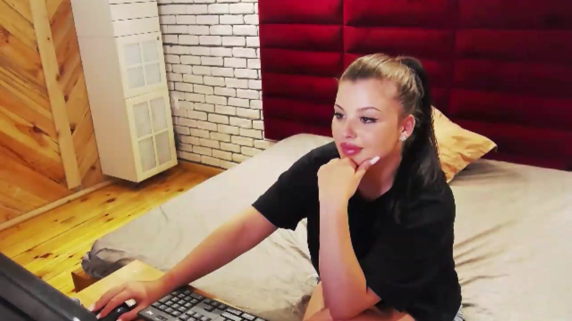 Gallery image thumbnail from Katherine's myfreecams stream on, 07/28/2026, 01:09 image 9 of 20