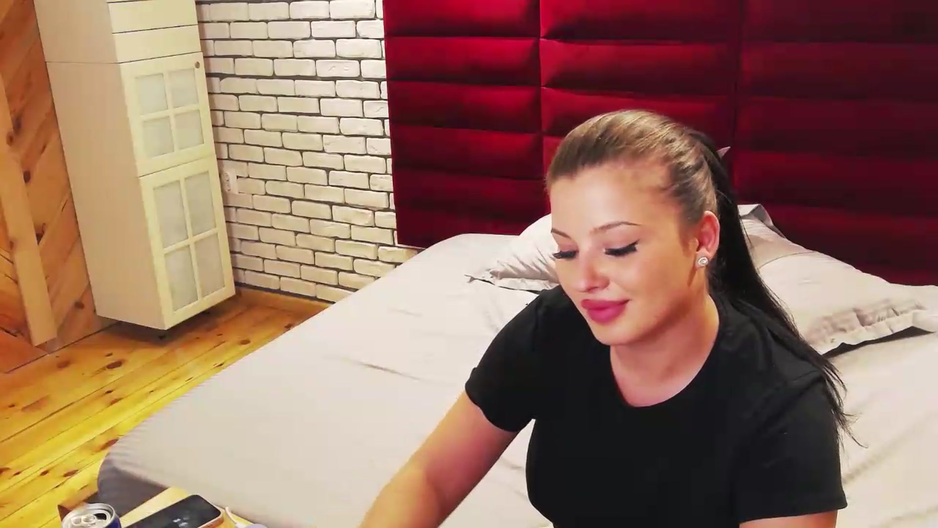 Gallery image thumbnail from Katherine's myfreecams stream on, 08/18/2026, 24:27 image 17 of 20
