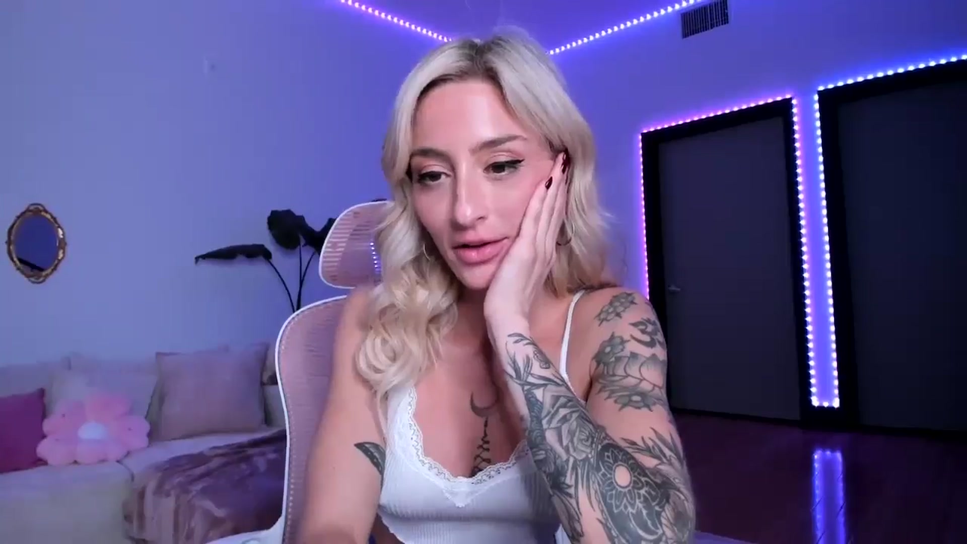 Gallery image thumbnail from KathrynMae's myfreecams stream on, 06/13/2025, 03:18 image 16 of 20