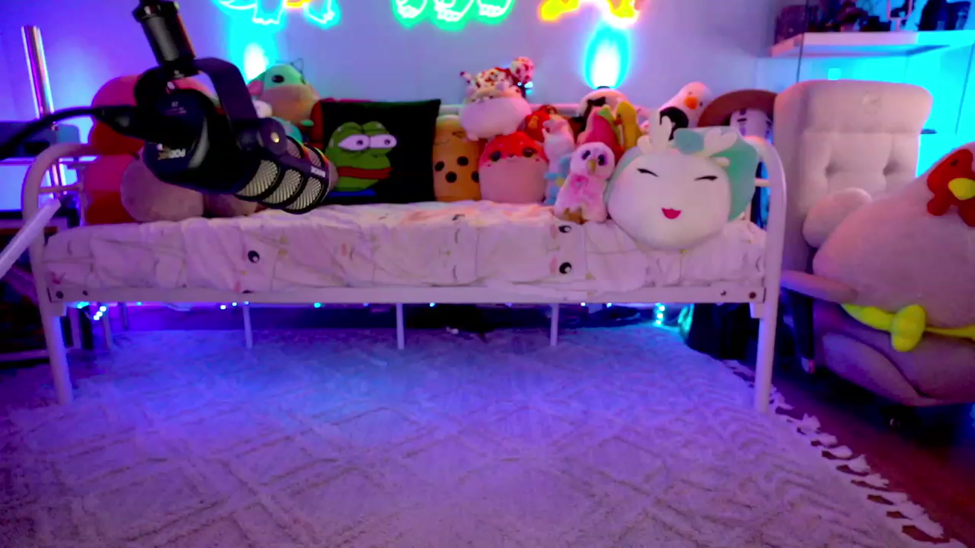 Gallery image thumbnail from Kati3Kat's myfreecams stream on, 05/23/2023, 07:54 image 9 of 20