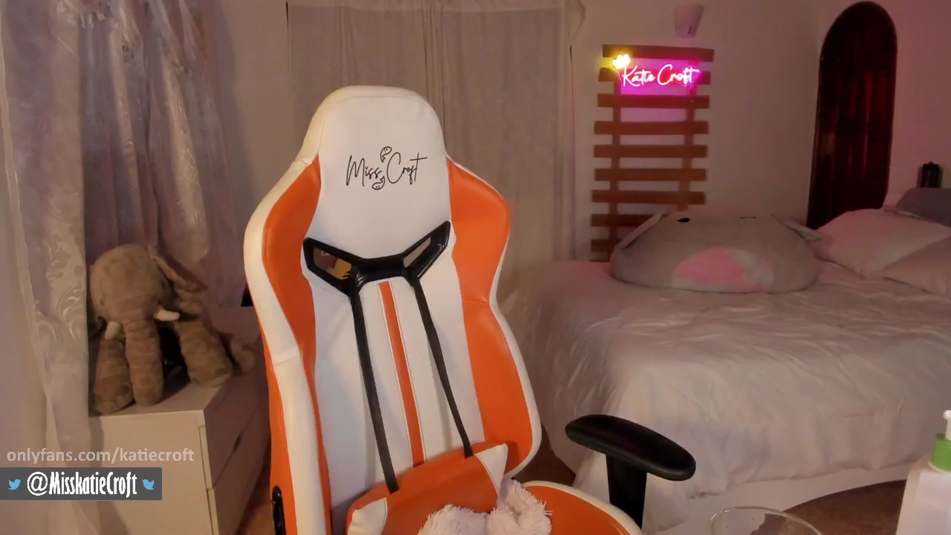 Gallery image thumbnail from KatieCroft's myfreecams stream on, 02/06/2026, 04:59 image 16 of 20
