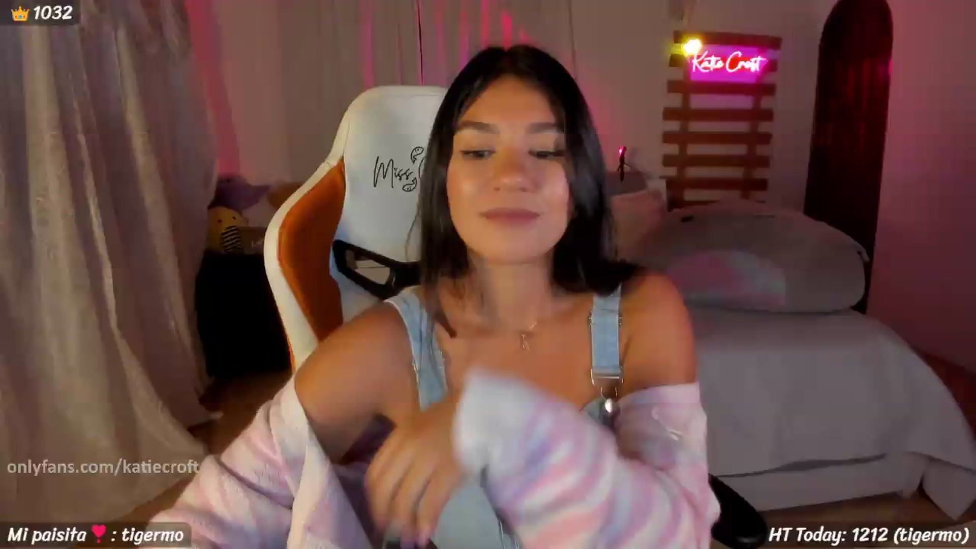 Gallery image thumbnail from KatieCroft's myfreecams stream on, 05/13/2026, 03:35 image 6 of 20