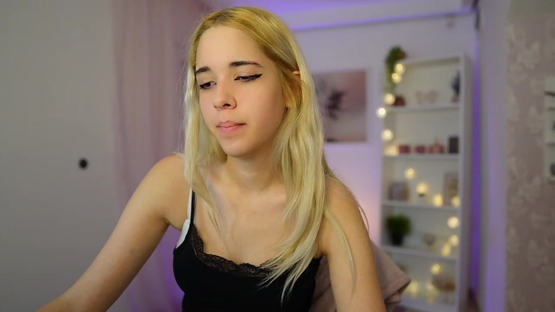Gallery image thumbnail from Katie_Kush18's myfreecams stream on, 10/19/2023, 09:48 image 12 of 20