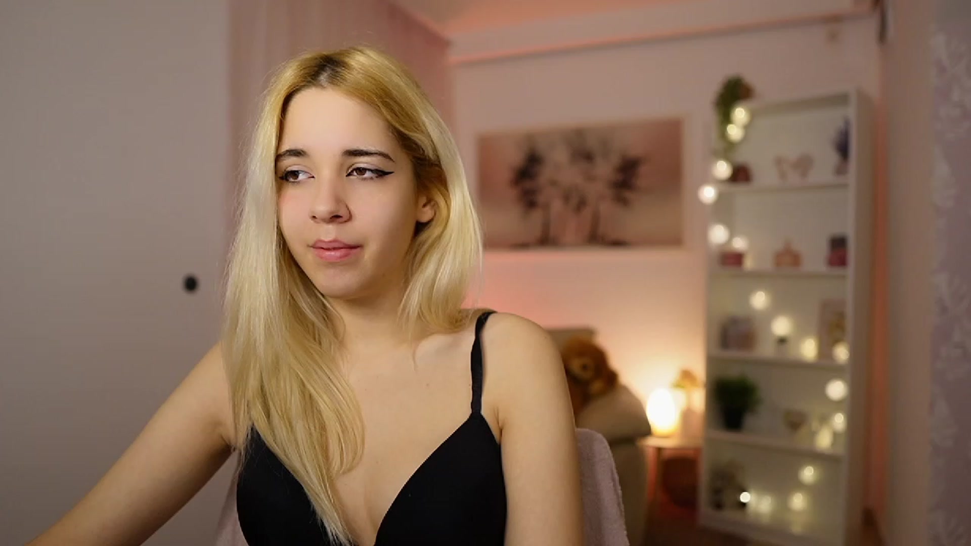 Gallery image thumbnail from Katie_Kush18's myfreecams stream on, 11/10/2023, 11:16 image 1 of 20