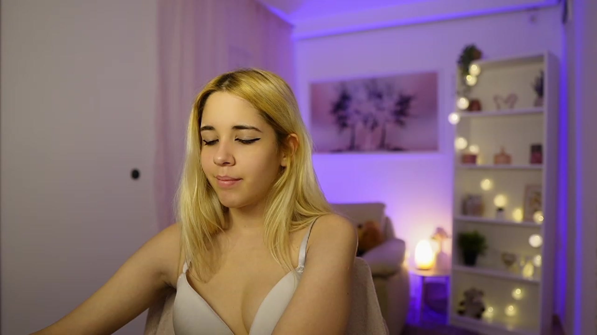 Gallery image thumbnail from Katie_Kush18's myfreecams stream on, 11/16/2023, 13:17 image 13 of 20