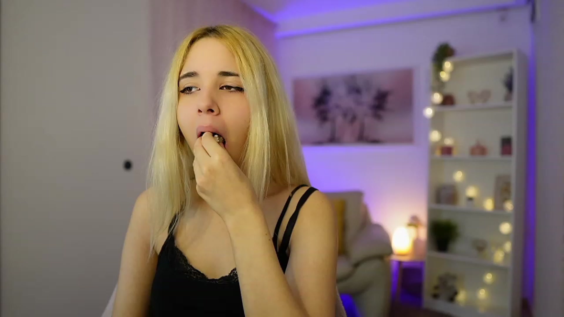 Gallery image thumbnail from Katie_Kush18's myfreecams stream on, 11/20/2023, 10:07 image 6 of 20