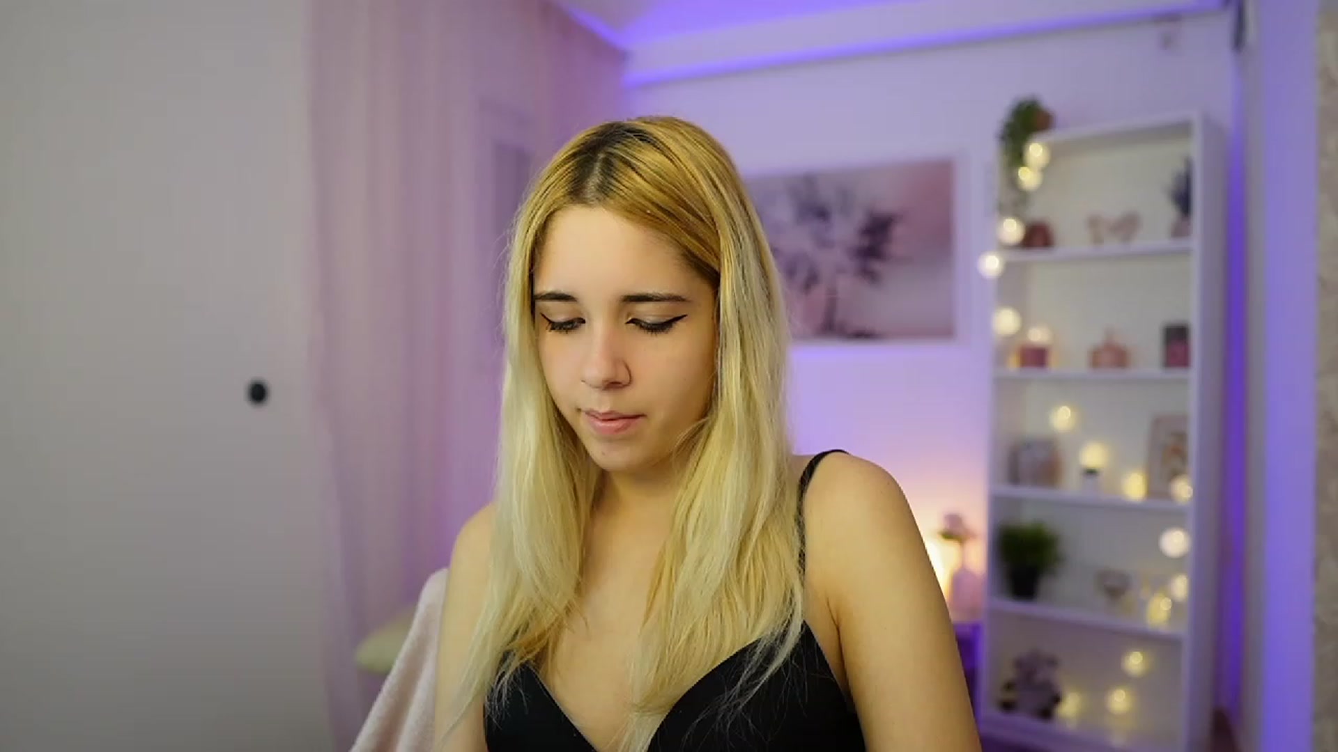 Gallery image thumbnail from Katie_Kush18's myfreecams stream on, 11/28/2023, 13:02 image 12 of 20