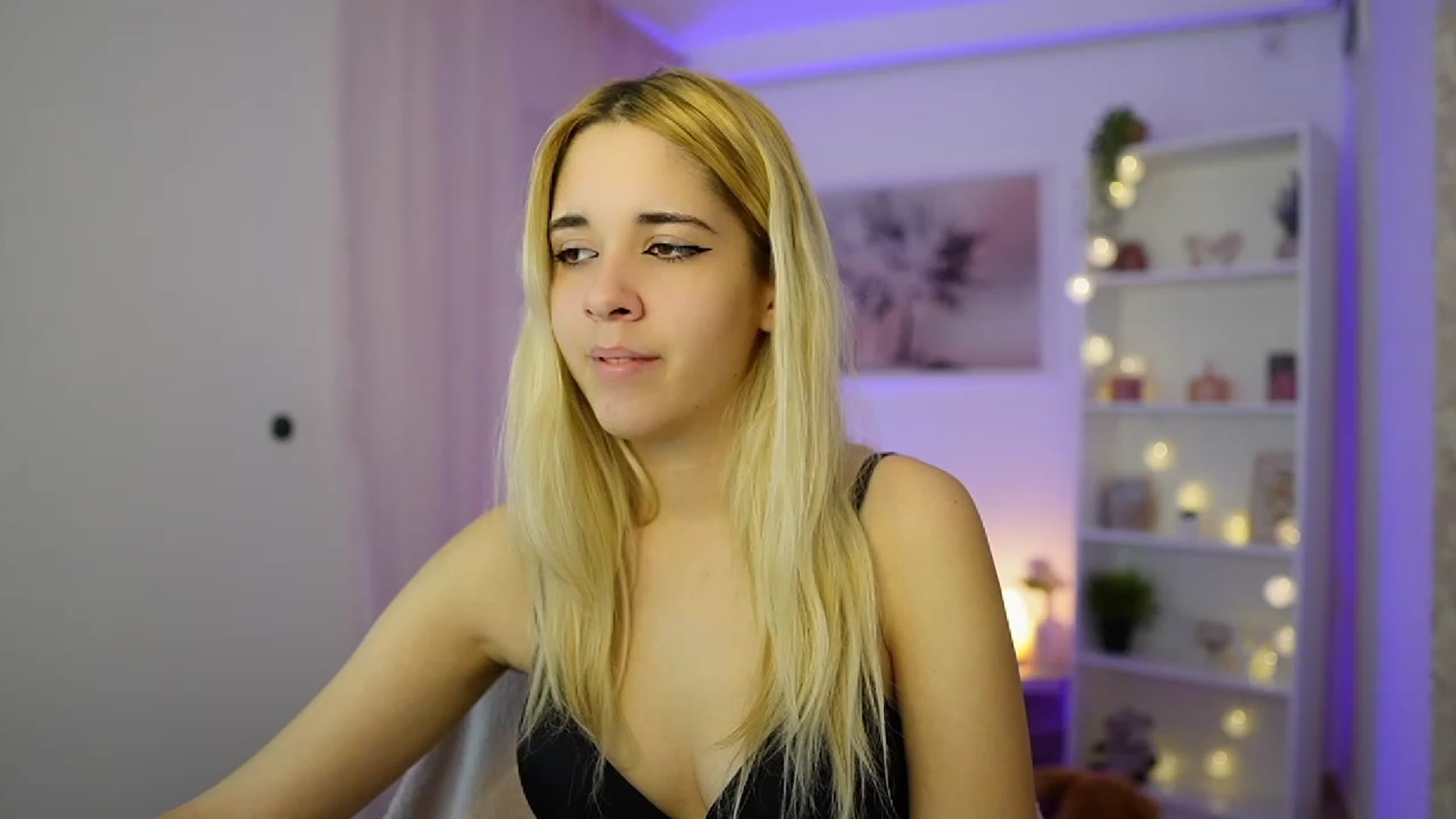 Gallery image thumbnail from Katie_Kush18's myfreecams stream on, 11/28/2023, 13:43 image 17 of 20