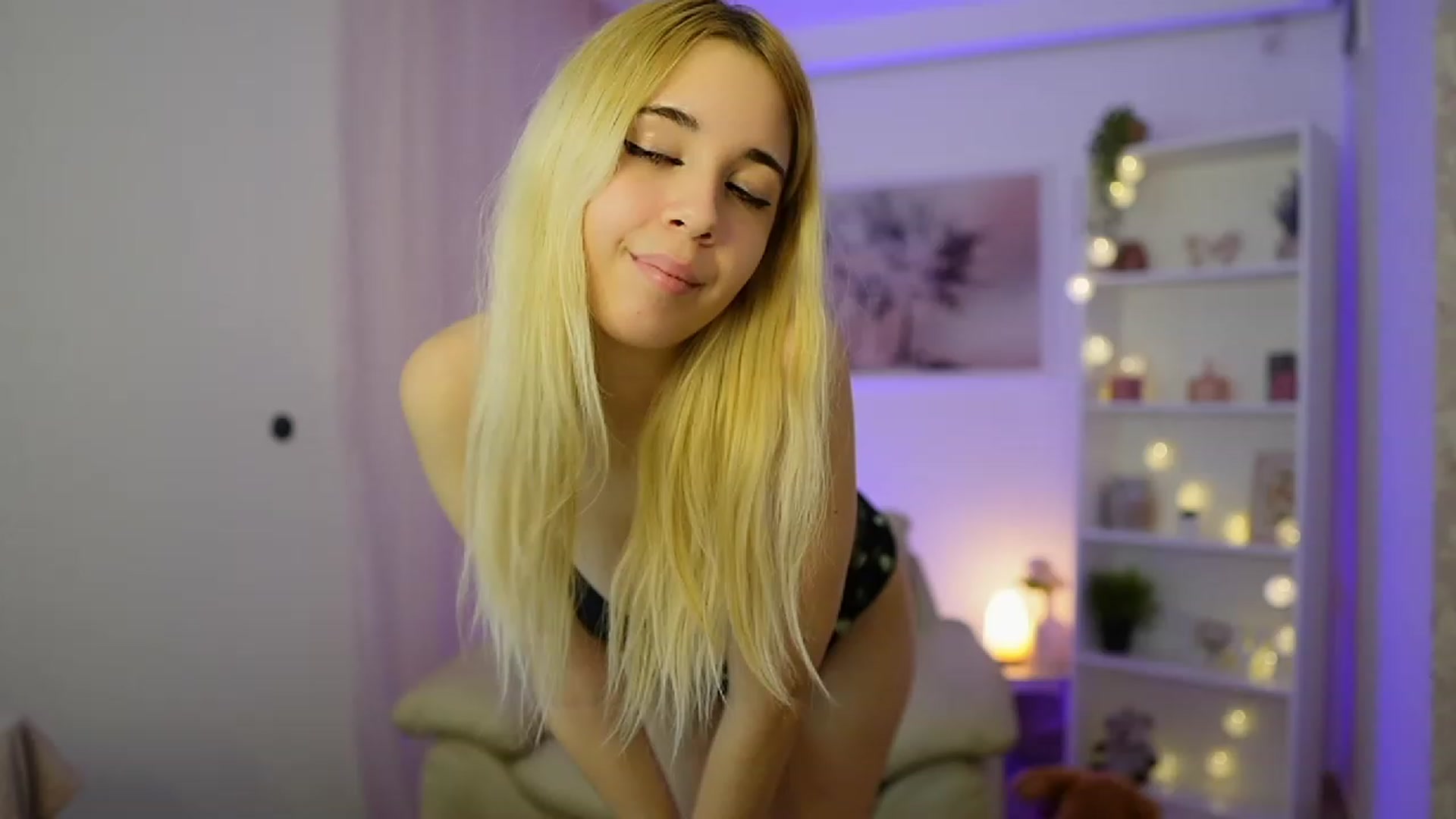Gallery image thumbnail from Katie_Kush18's myfreecams stream on, 11/28/2023, 13:43 image 10 of 20
