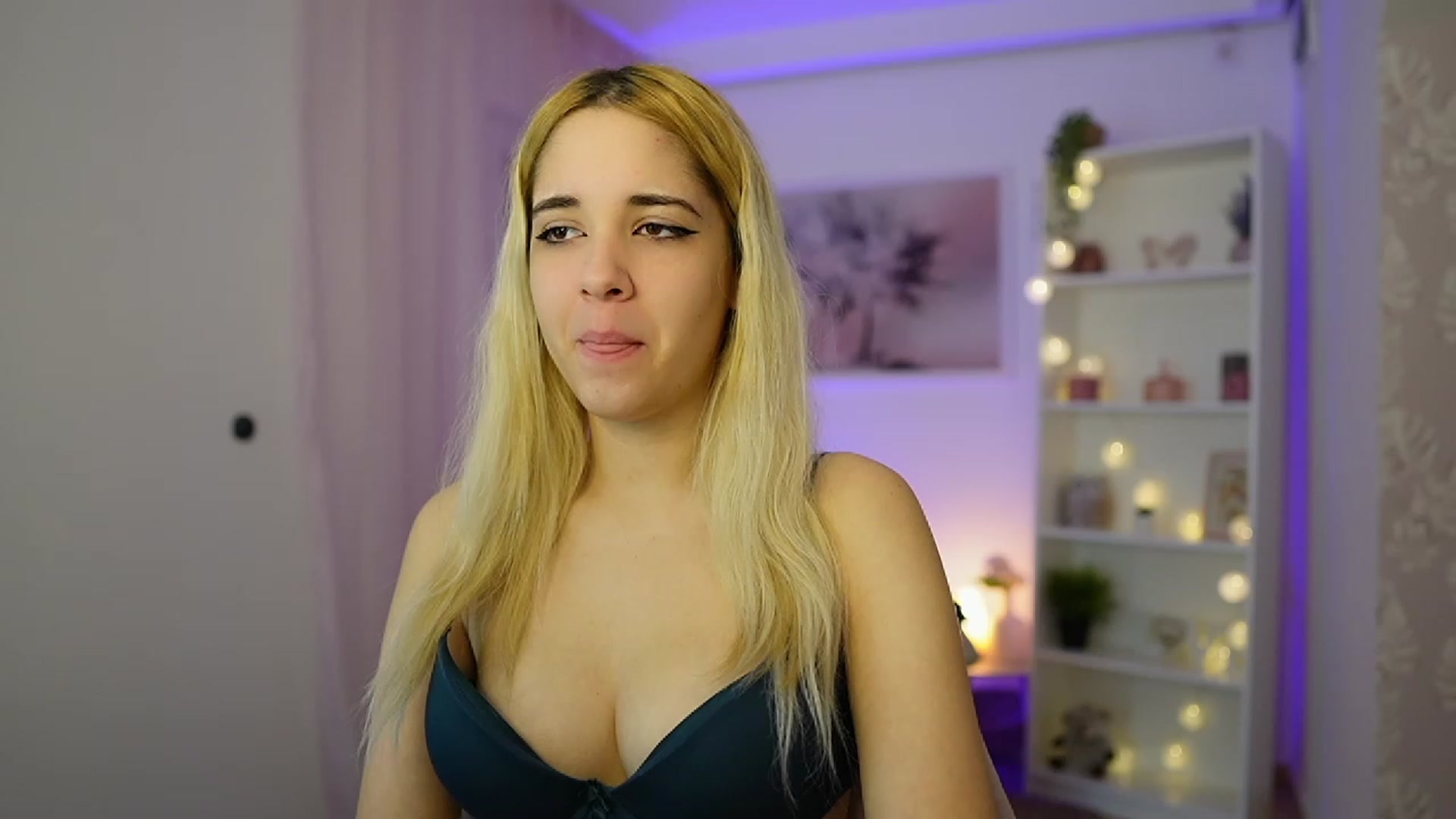 Gallery image thumbnail from Katie_Kush18's myfreecams stream on, 11/30/2023, 10:21 image 9 of 20