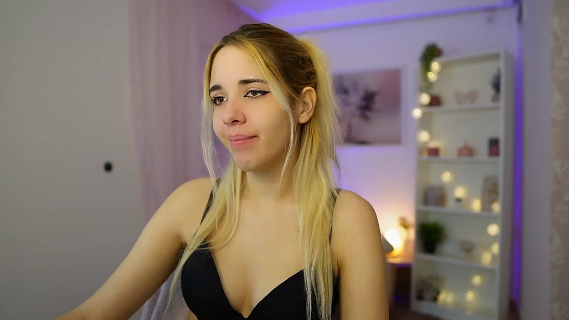 Gallery image thumbnail from Katie_Kush18's myfreecams stream on, 12/04/2023, 11:23 image 1 of 20