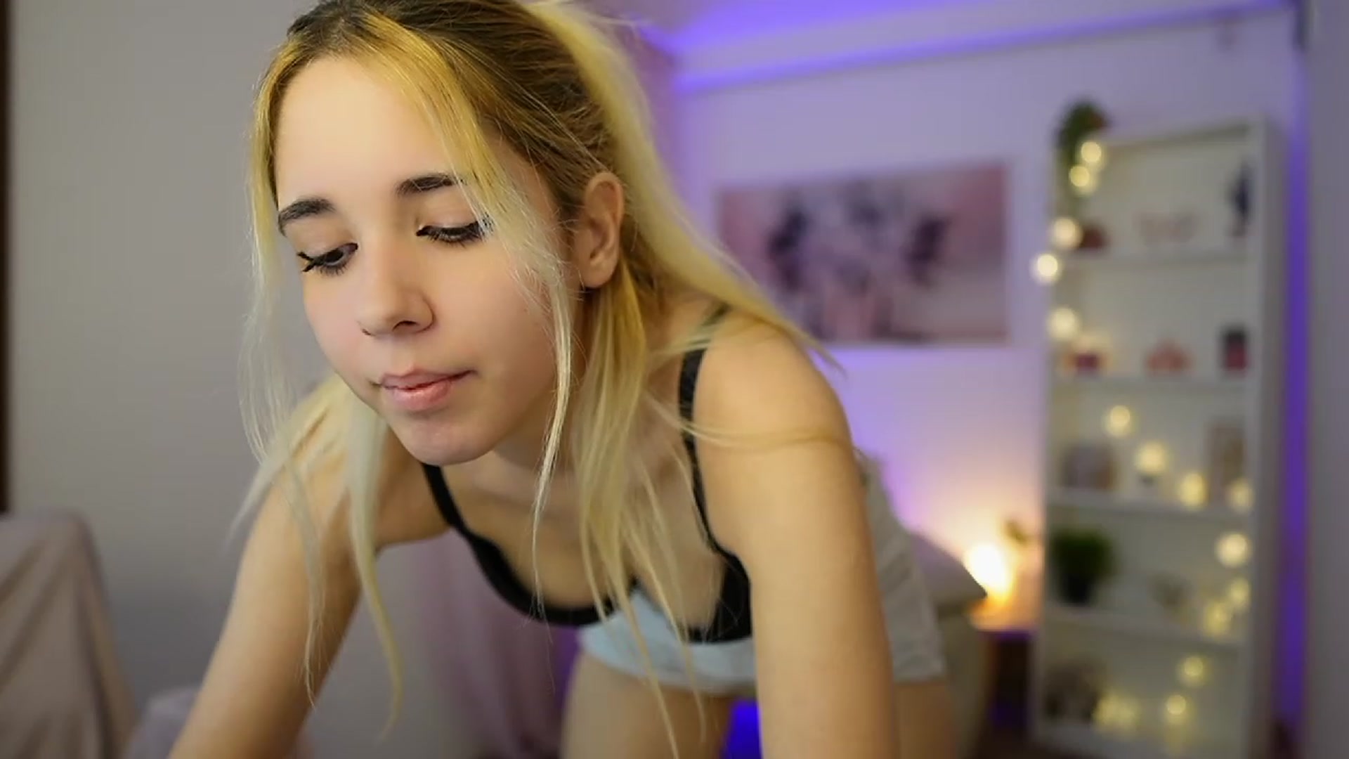 Gallery image thumbnail from Katie_Kush18's myfreecams stream on, 12/04/2023, 13:54 image 14 of 20