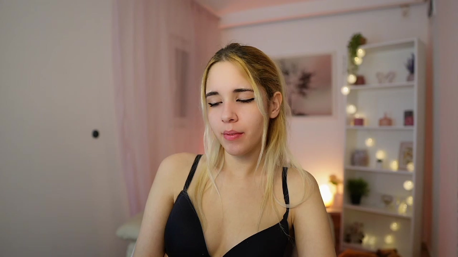 Gallery image thumbnail from Katie_Kush18's myfreecams stream on, 12/06/2023, 13:54 image 17 of 20