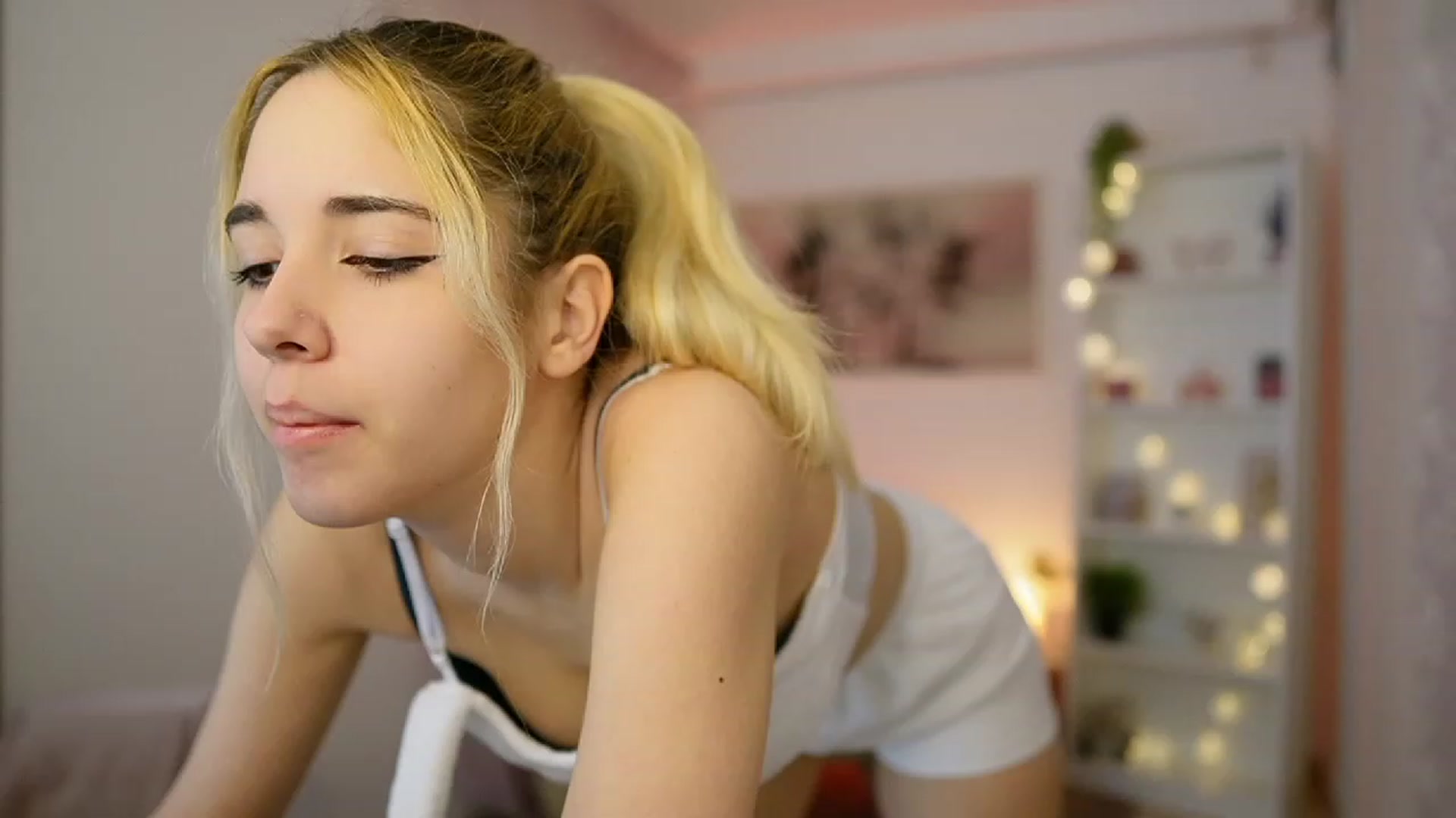 Gallery image thumbnail from Katie_Kush18's myfreecams stream on, 12/08/2023, 10:00 image 7 of 20
