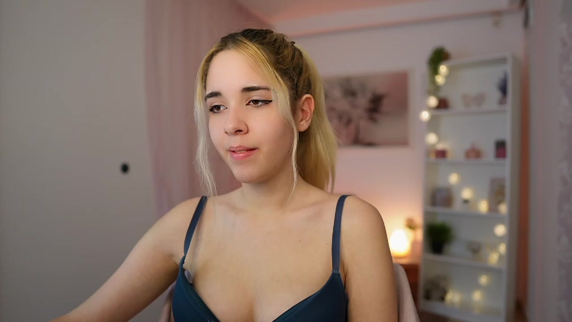 Gallery image thumbnail from Katie_Kush18's myfreecams stream on, 12/08/2023, 13:17 image 17 of 20